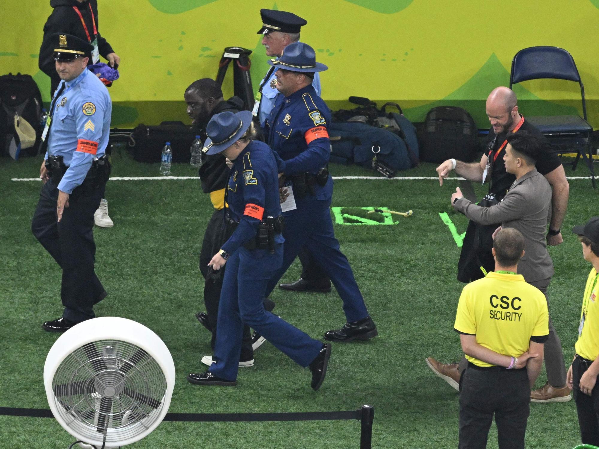 Sicherheitskräfte führen den Störer beim Super Bowl ab.