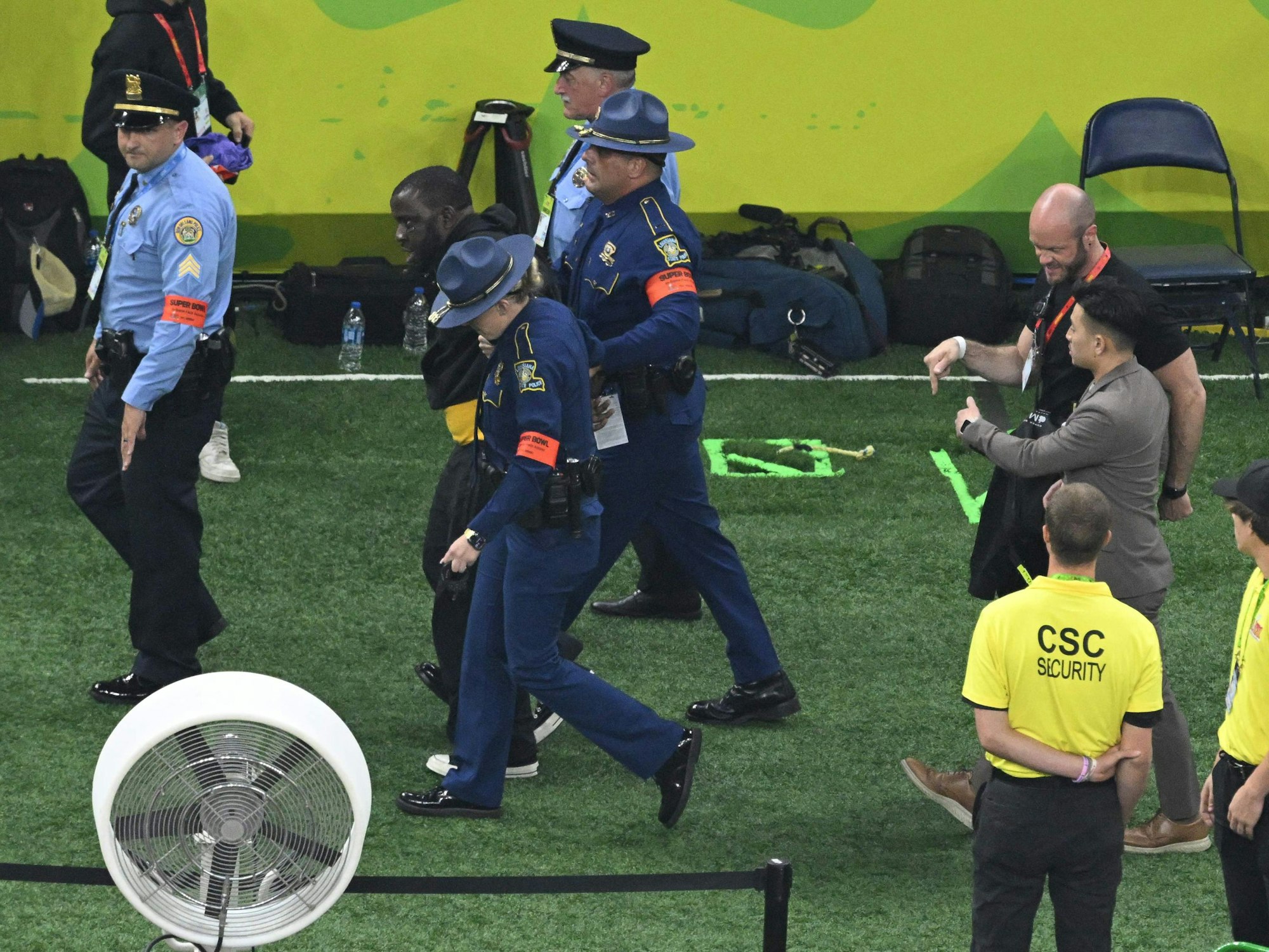 Sicherheitskräfte führen den Störer beim Super Bowl ab.