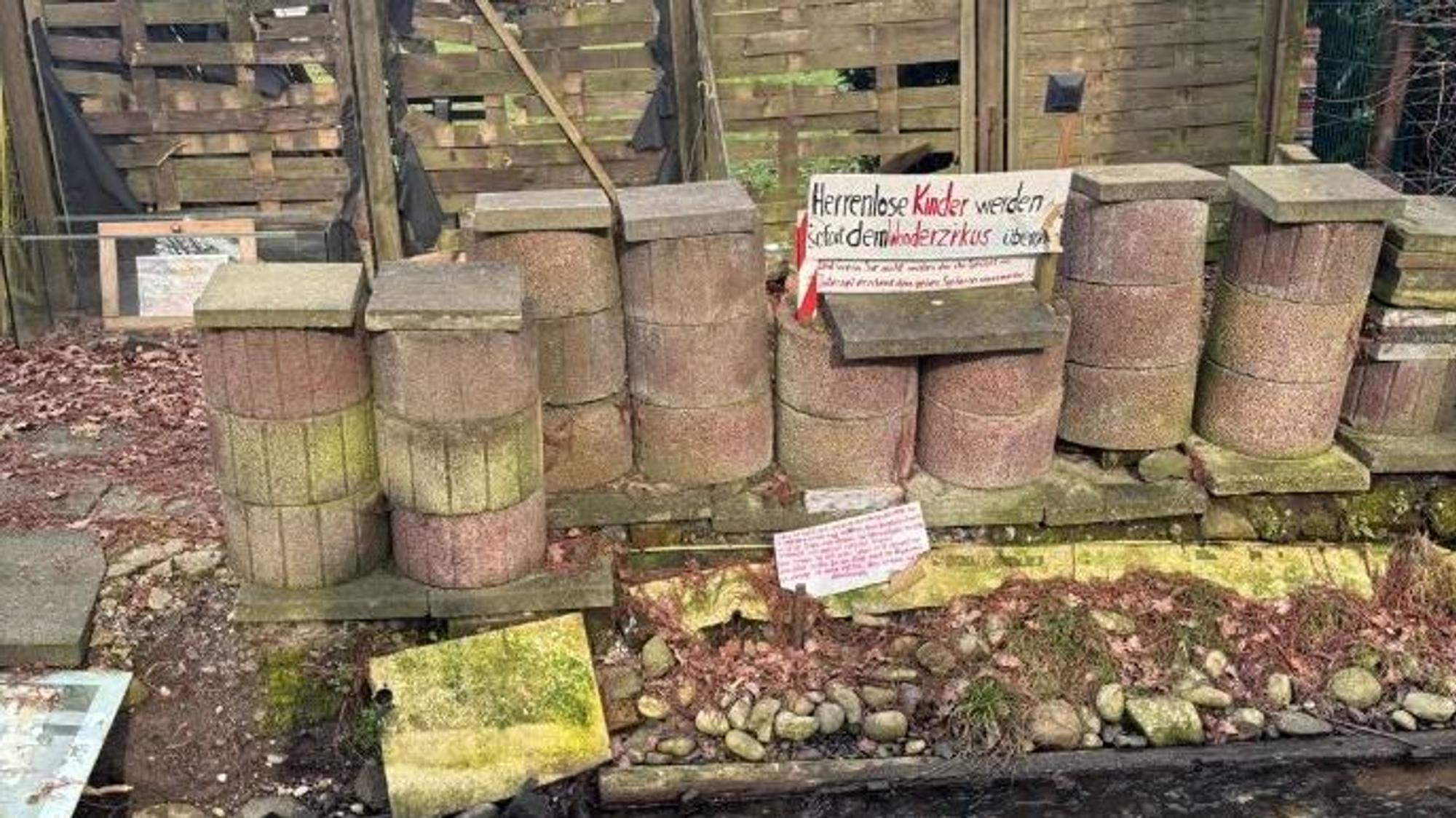 Das Foto zeigt mehrere Schilder, die im Bereich des Baches aufgestellt wurden.