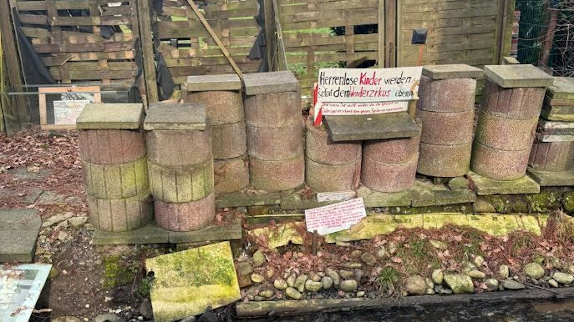 Das Foto zeigt mehrere Schilder, die im Bereich des Baches aufgestellt wurden.