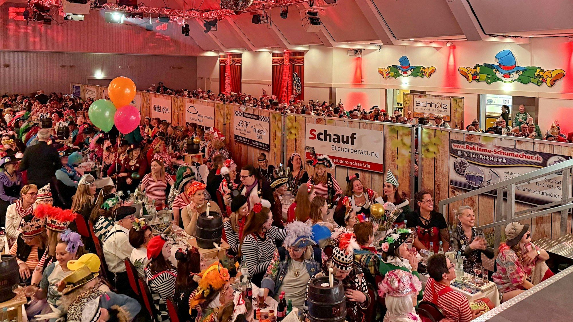 Ein Zaun trennt die Jecken bei der Sitzung.