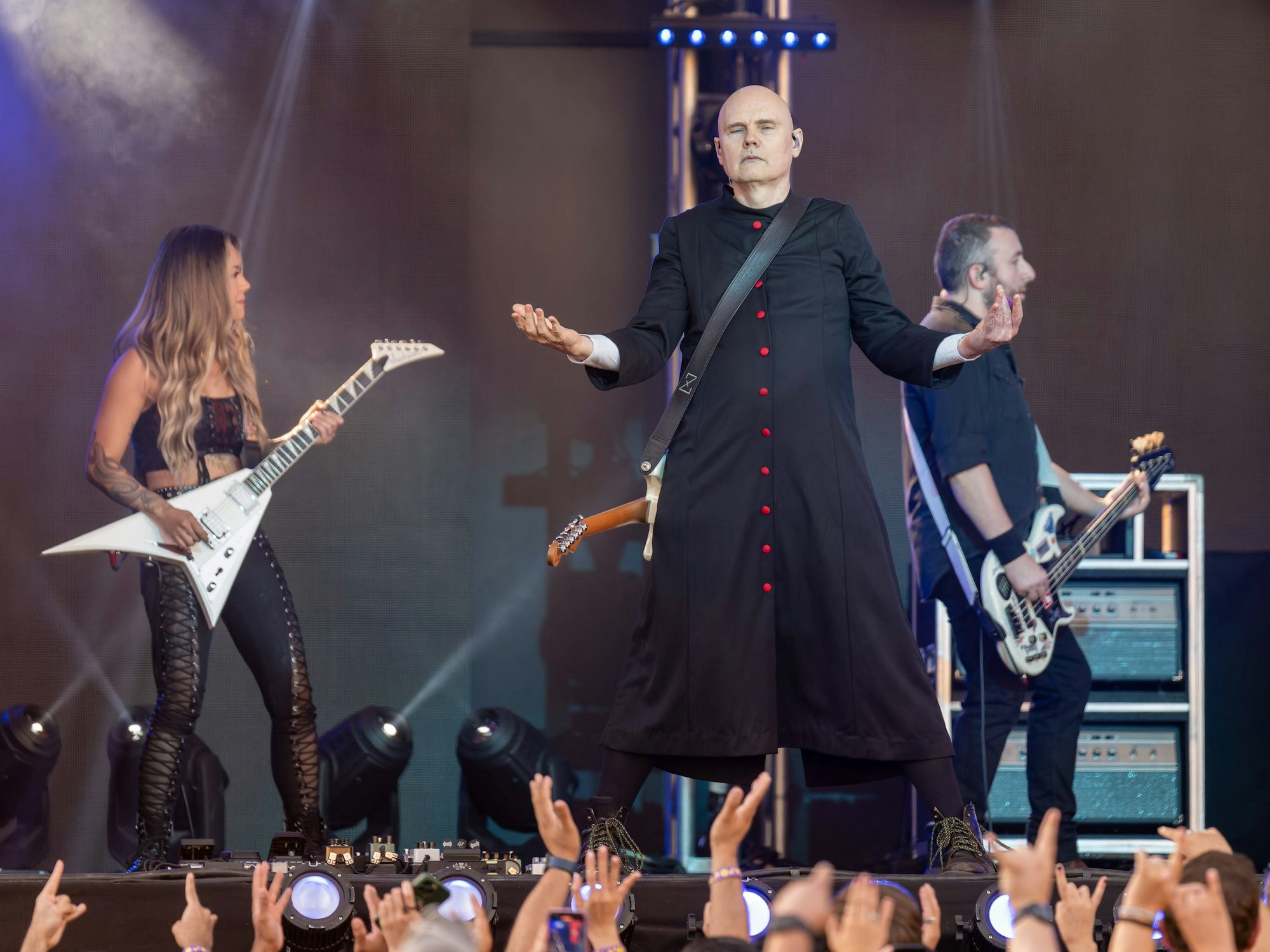 The Smashing Pumpkins beim Auftritt auf der Bühne.