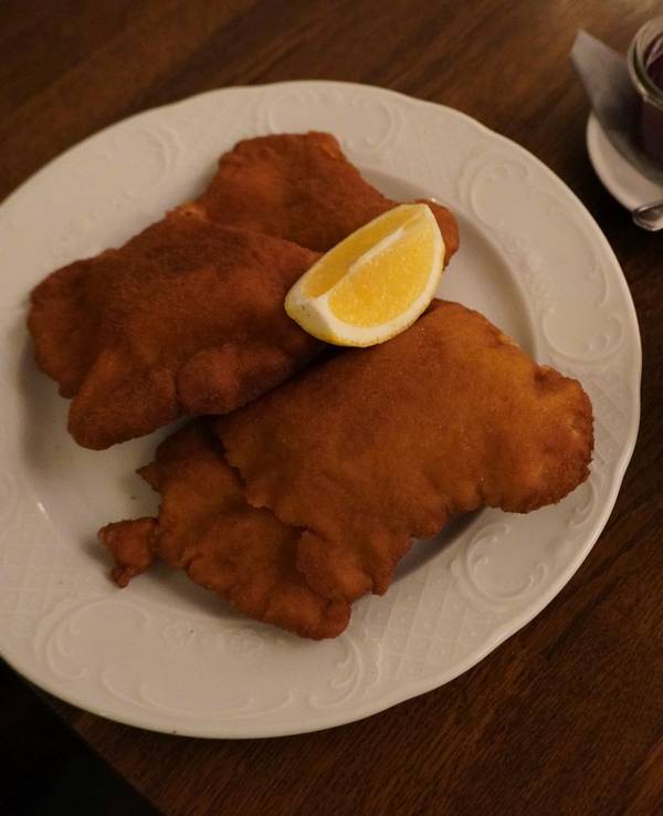 Ein Schnitzel steht auf einem Tisch.