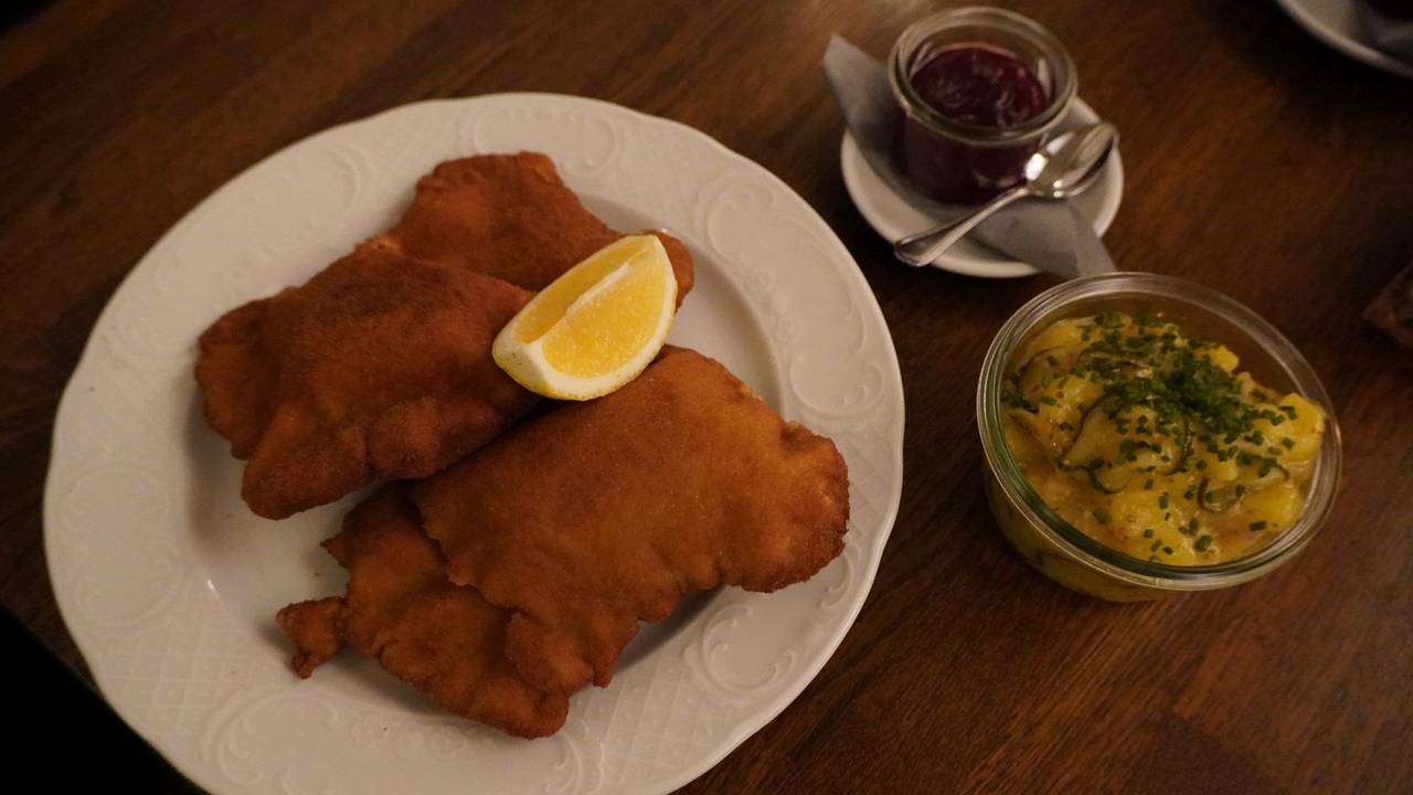 Ein Schnitzel steht auf einem Tisch.