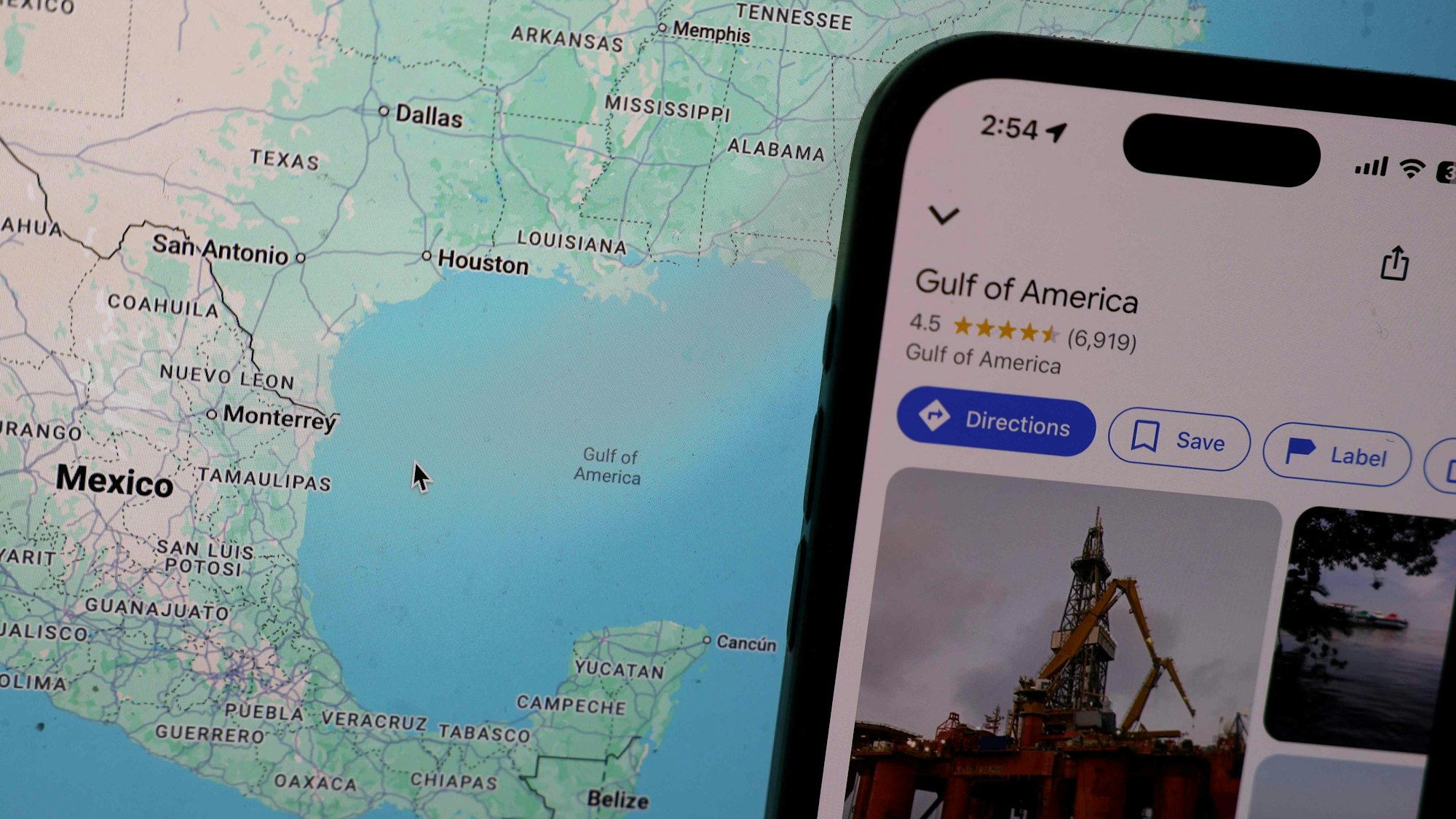 Google hat den Golf von Mexiko in Golf von Amerika umbenannt. US-Nutzerinnen und Nutzern wird hier der neue Name angezeigt, Menschen außerhalb der USA sehen beide Namen.