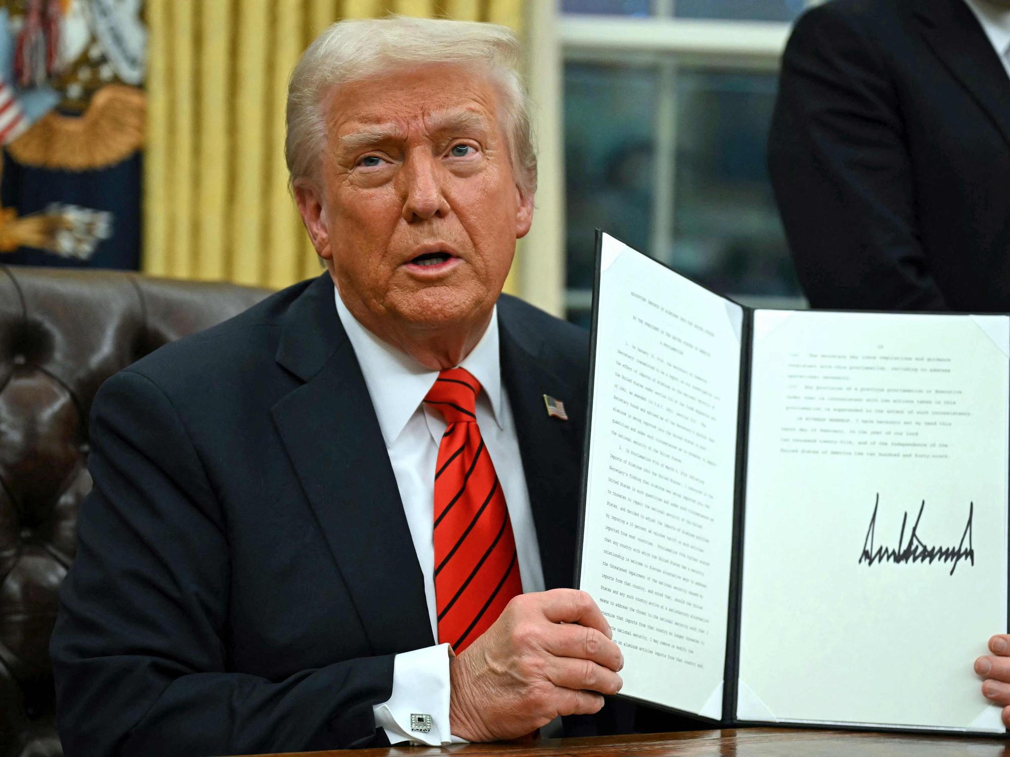 US-Präsident Donald Trump unterschreibt ein Dekret am 10. Februar im Weißen Haus: Trump setzt weiterhin Zölle.