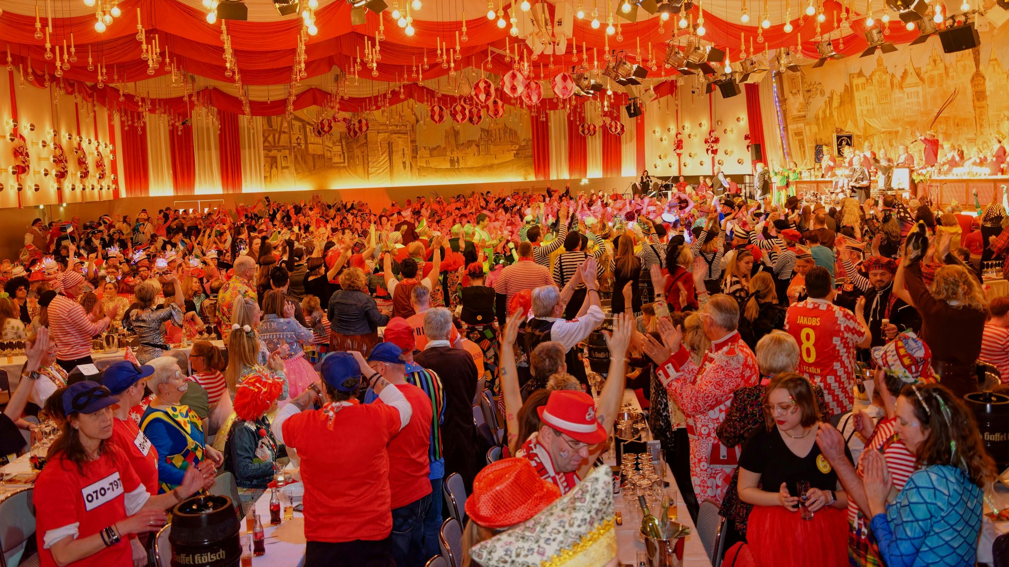 Jecke feiern im Congress-Saal.