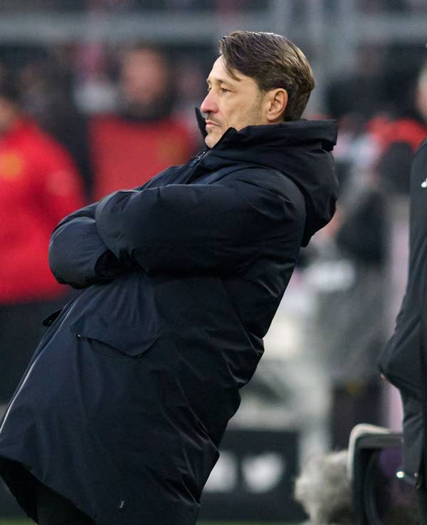 BVB-Trainer Niko Kovac lehnt sich an der Seitenlinie nach hinten.