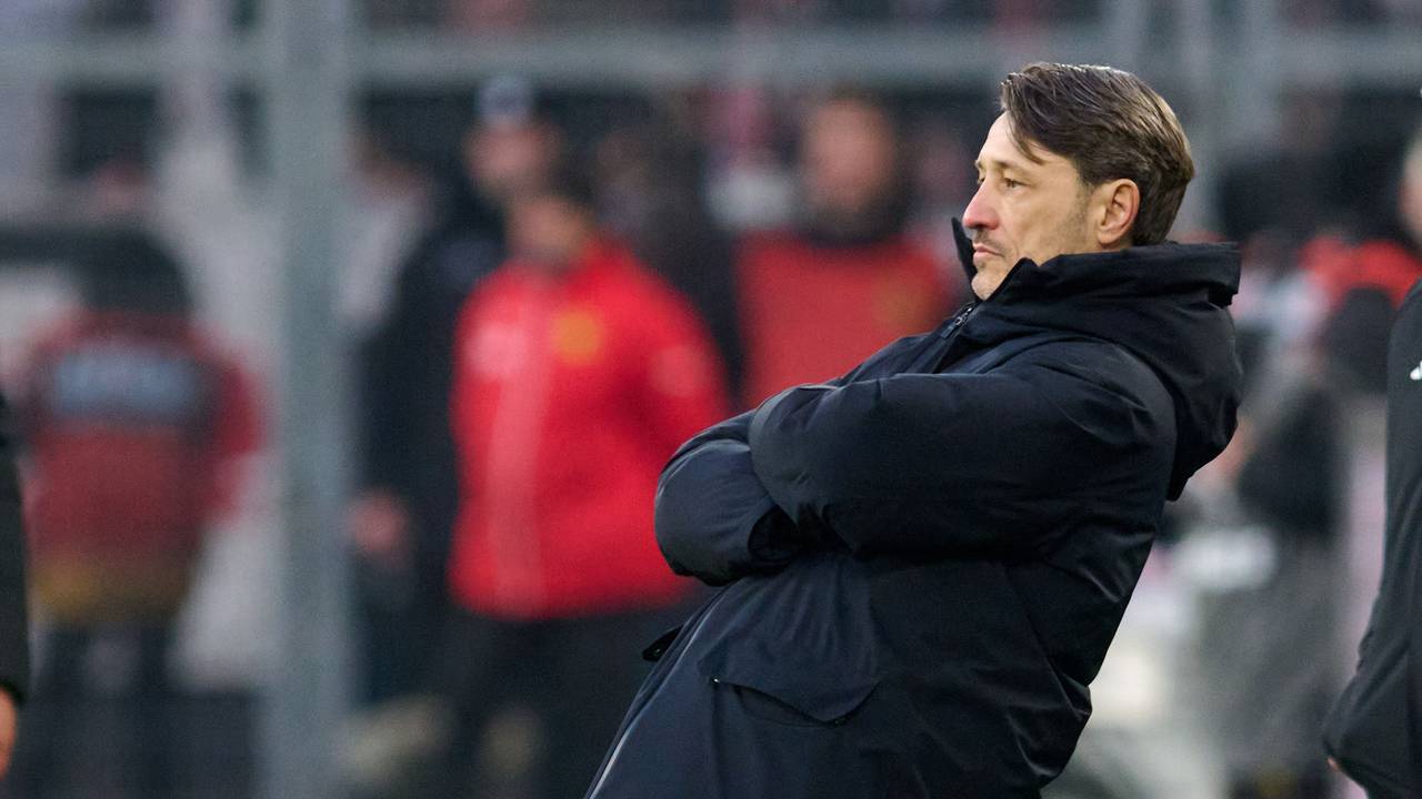 BVB-Trainer Niko Kovac lehnt sich an der Seitenlinie nach hinten.
