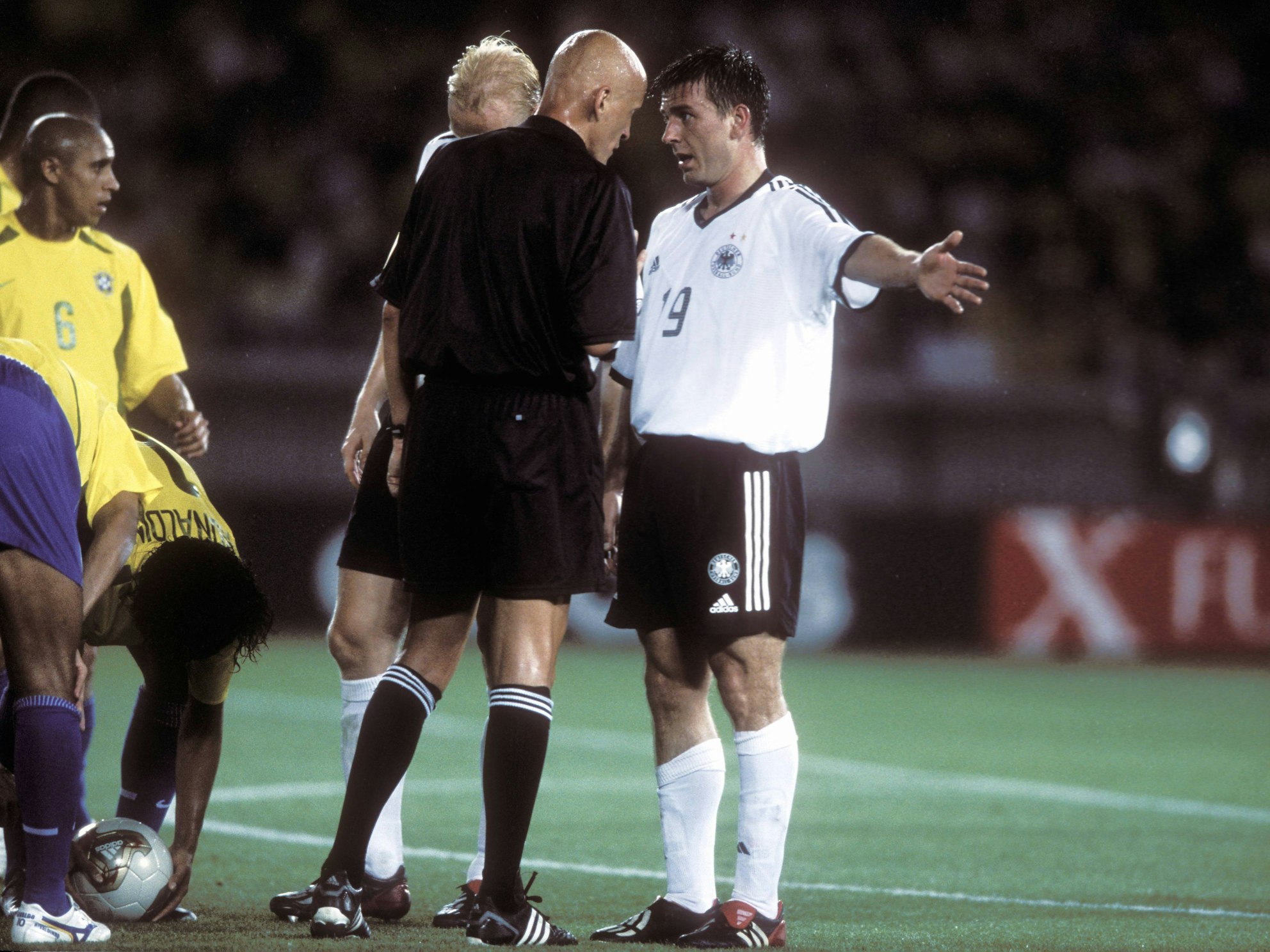 Bernd Schneider diskutiert mit Schiedsrichter Pierluigi Collina.