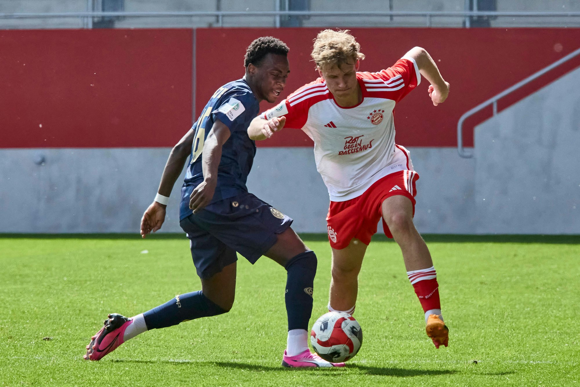 Safyan Toure im Zweikampf mit Kurt Rüger.