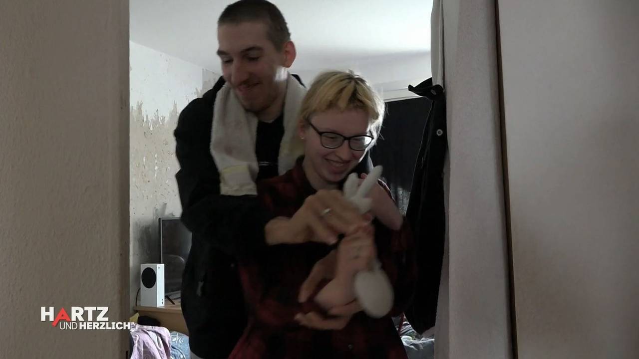 Maik liegt Jasmin im Arm.