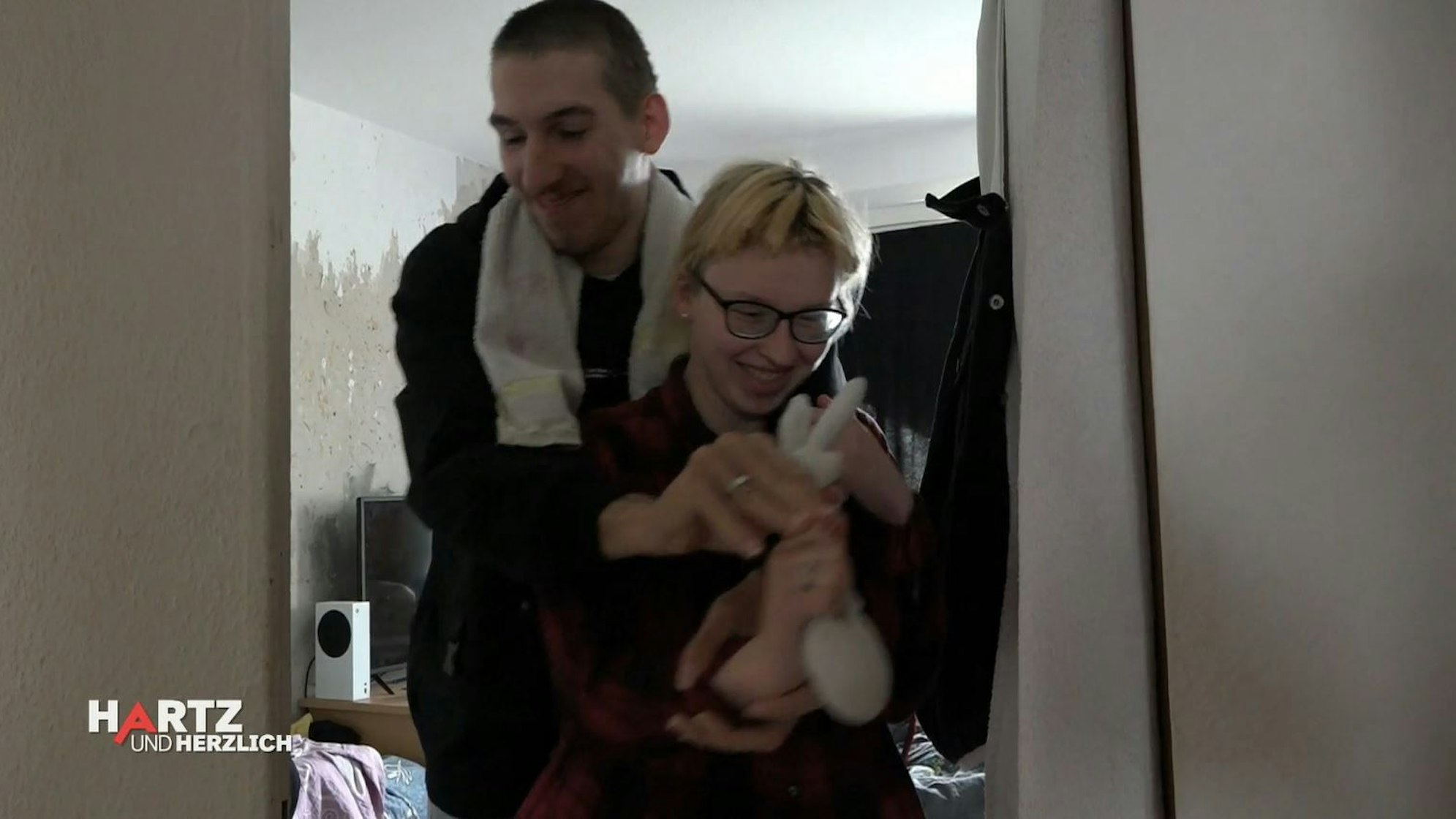 Maik liegt Jasmin im Arm.