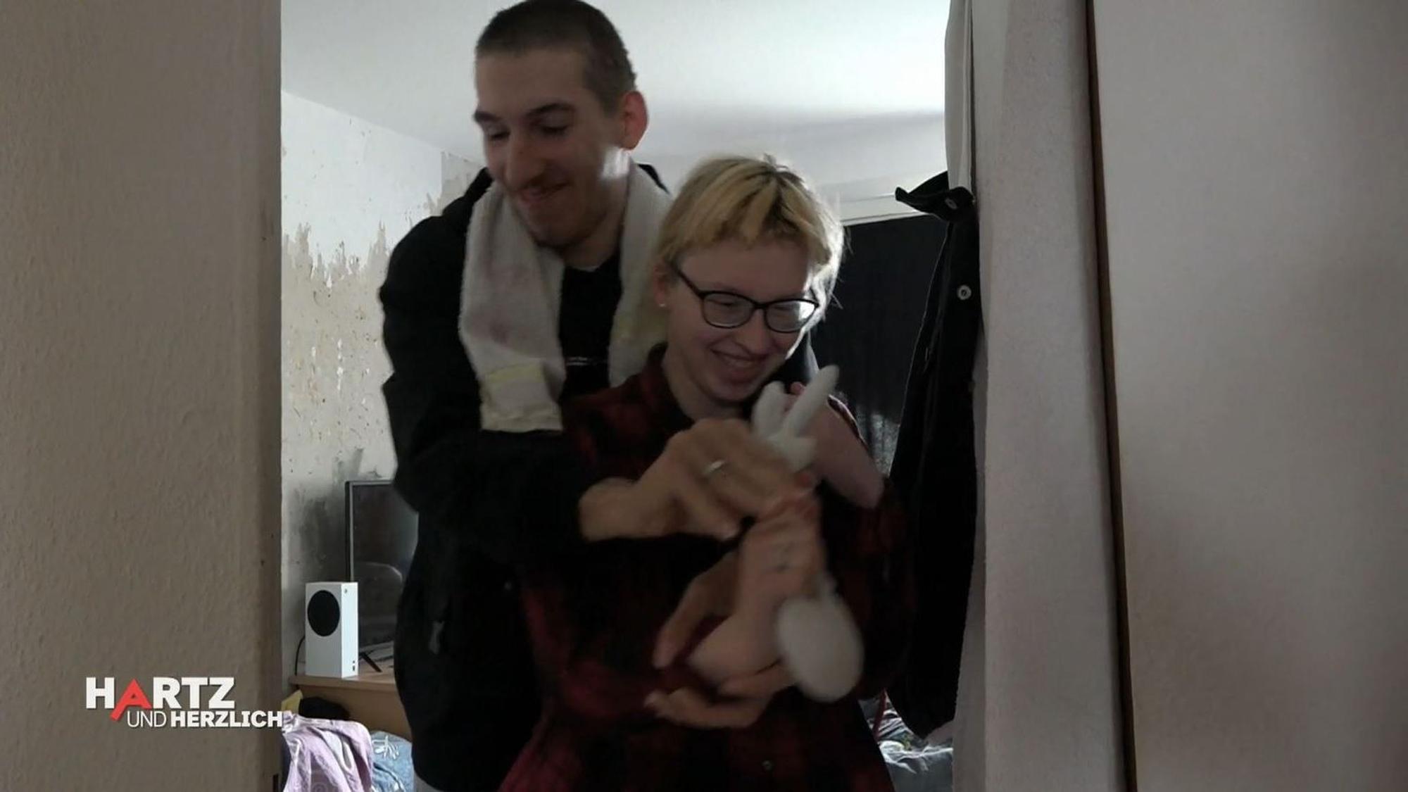 Maik liegt Jasmin im Arm.