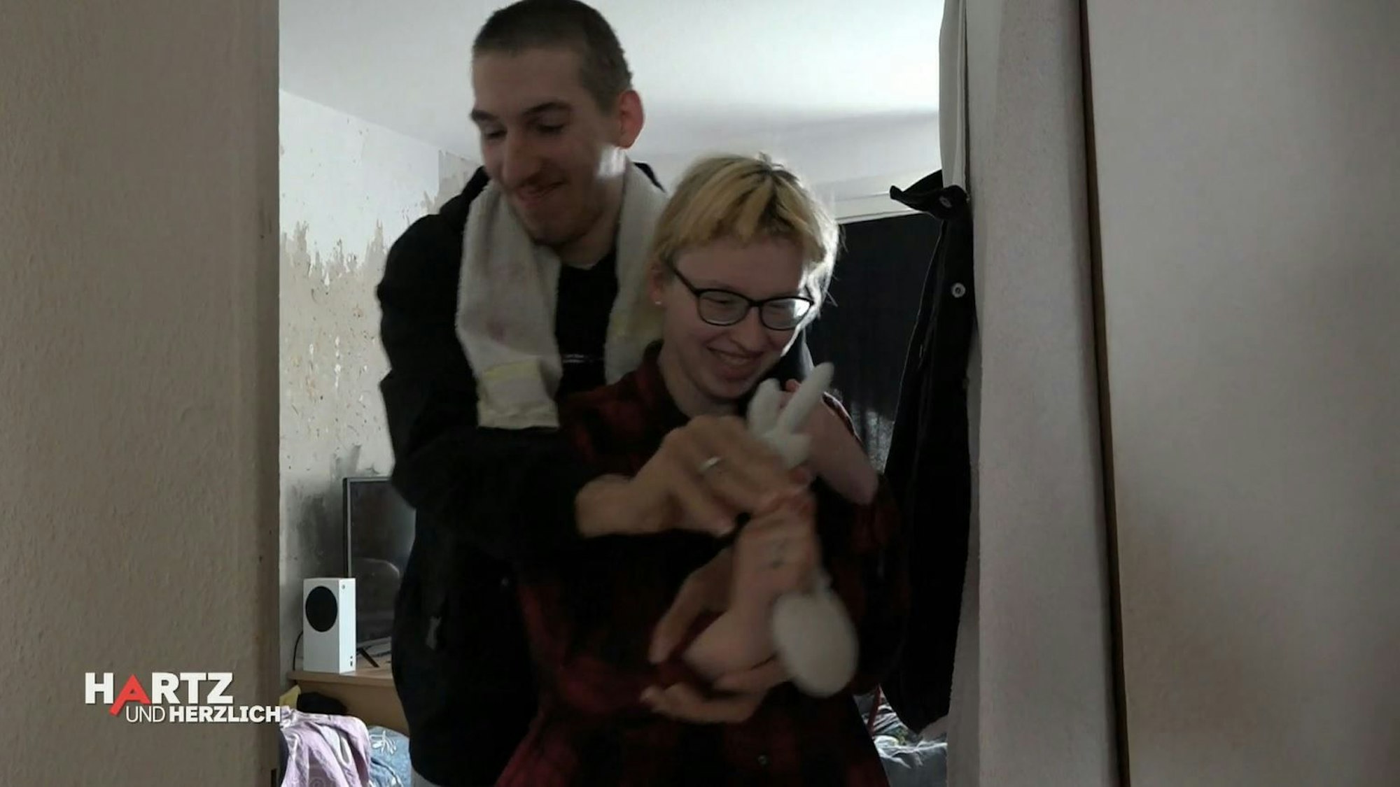 Maik liegt Jasmin im Arm.