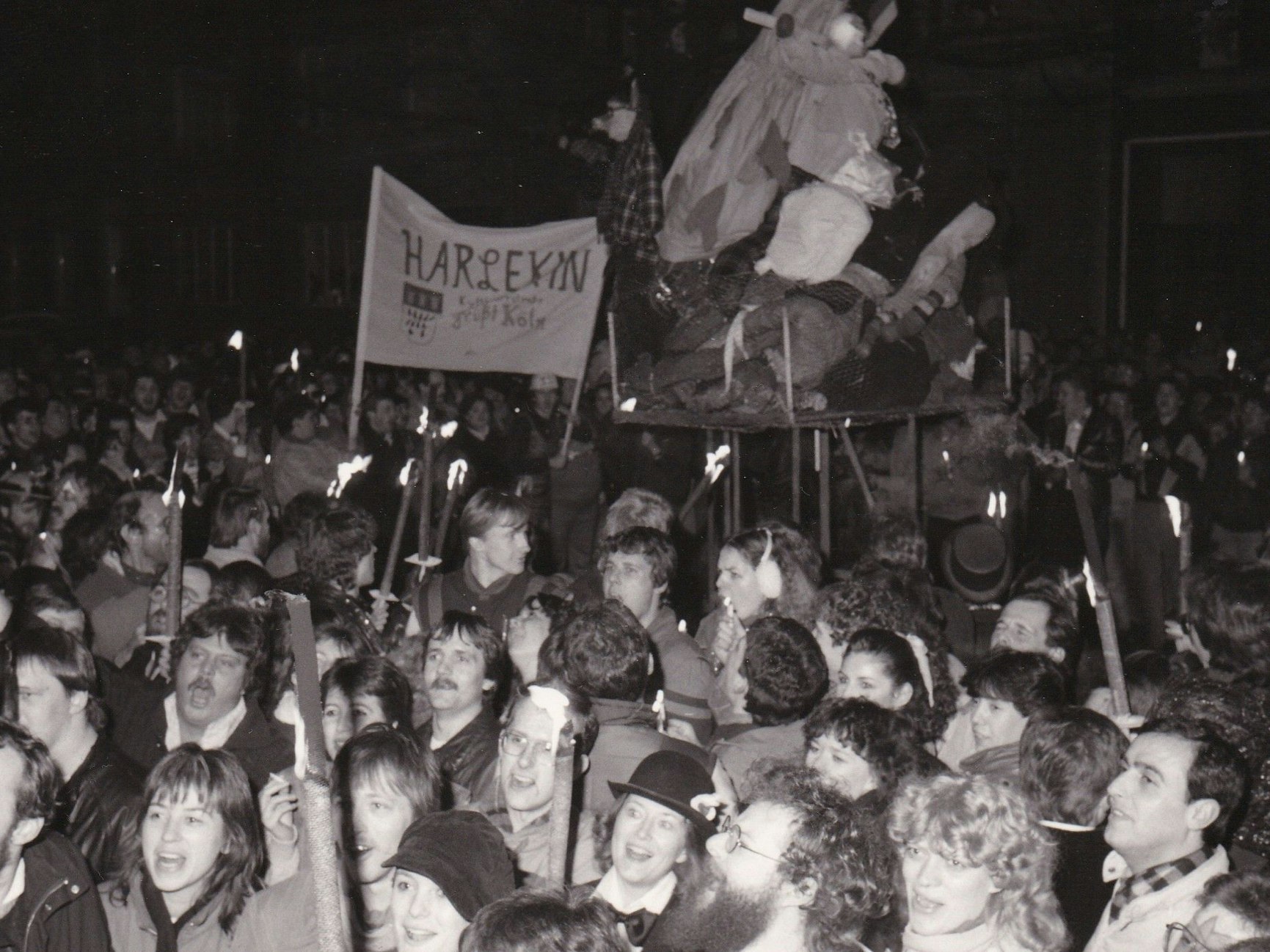 Die Nubbelverbrennung in den Anfängen – Treffpunkt war damals schon die Roonstraße.