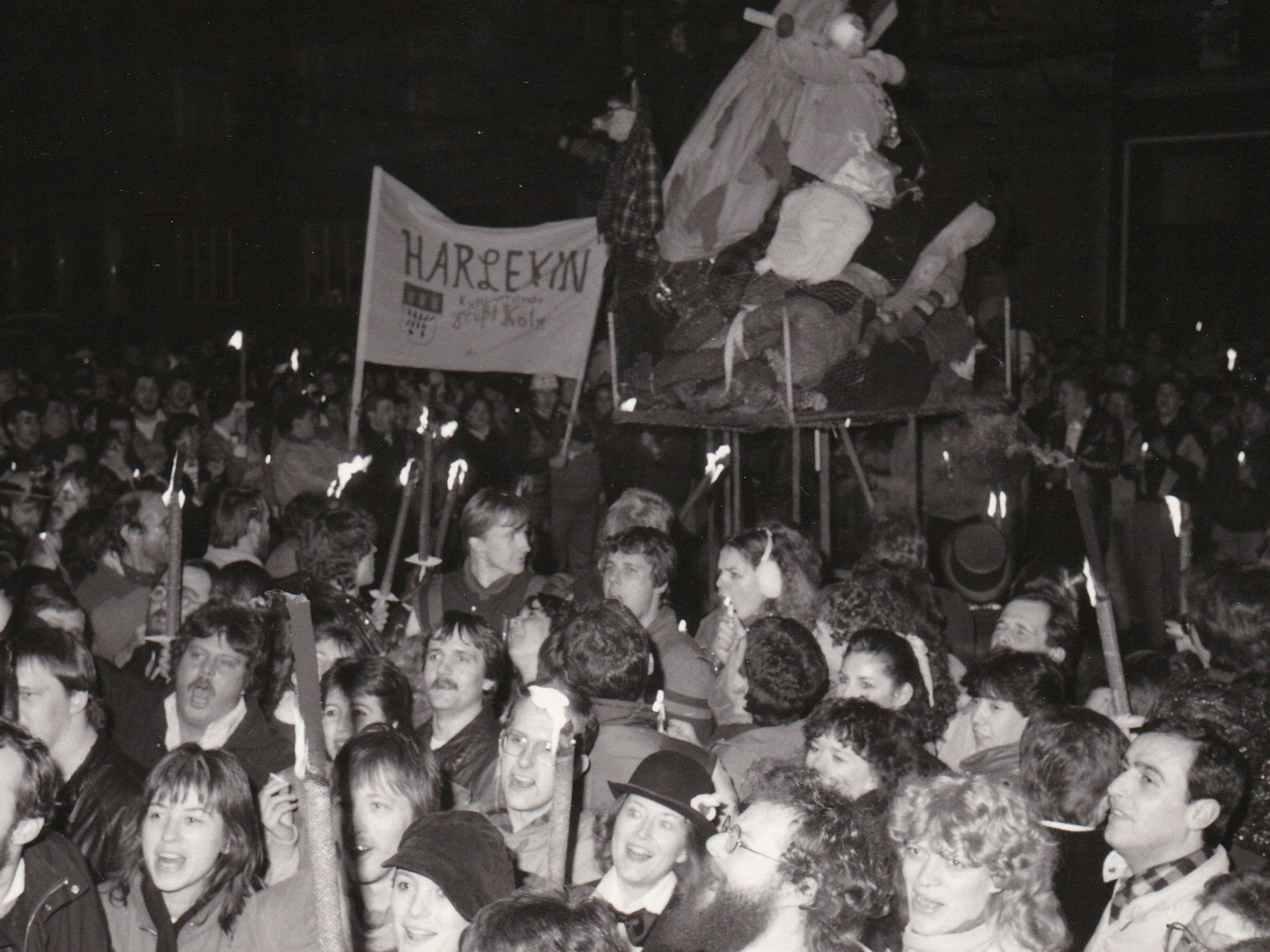 Die Nubbelverbrennung in den Anfängen – Treffpunkt war damals schon die Roonstraße.