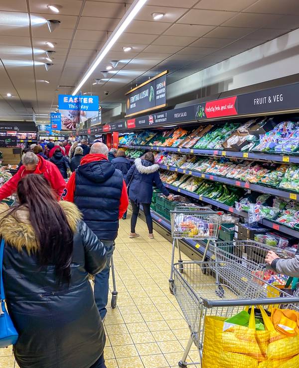 Menschen shoppen in einem Aldi in Pontypridd (Wales): In einer Filiale im britischen Greenwich testet der Discounter das neue Bezahlmodell „Shop & Go“.IMAGO/Pond5 Images