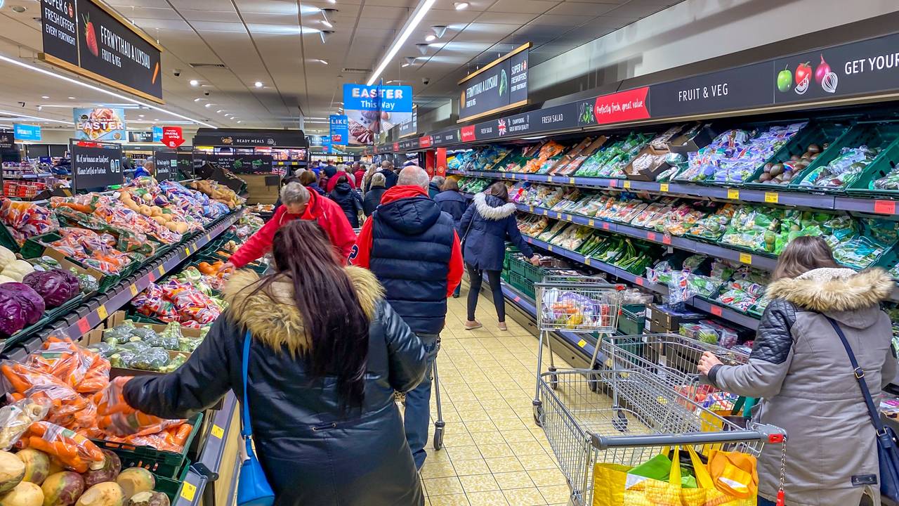 Menschen shoppen in einem Aldi in Pontypridd (Wales): In einer Filiale im britischen Greenwich testet der Discounter das neue Bezahlmodell „Shop & Go“.IMAGO/Pond5 Images