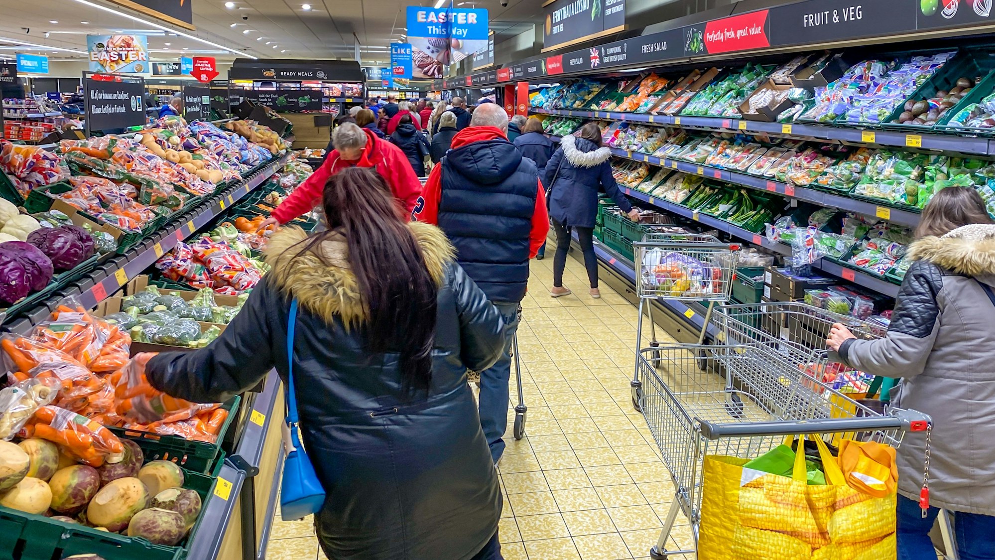 Menschen shoppen in einem Aldi in Pontypridd (Wales): In einer Filiale im britischen Greenwich testet der Discounter das neue Bezahlmodell „Shop & Go“.IMAGO/Pond5 Images