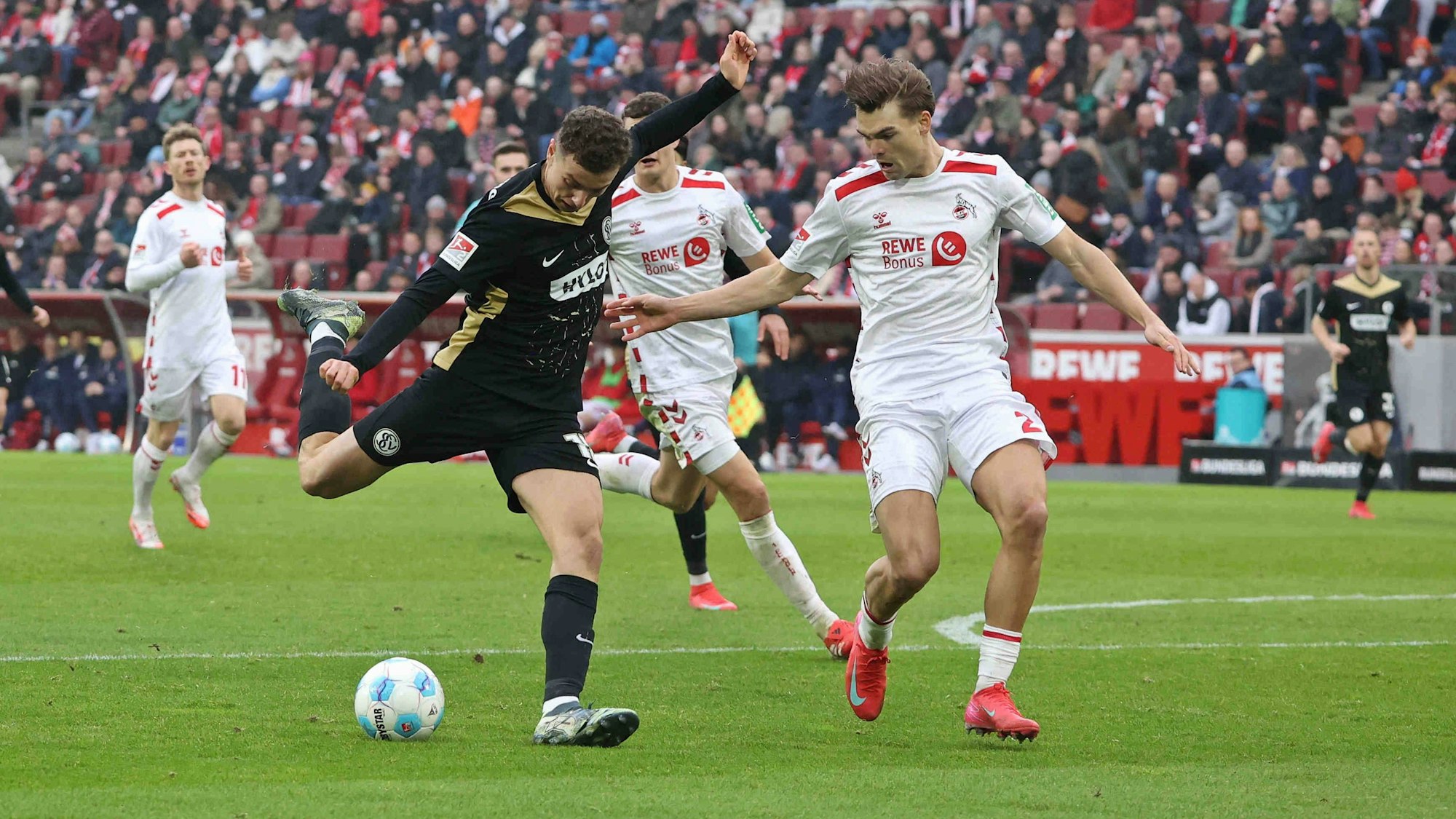 Fisnik Asllani beim Gastspiel mit Elversberg beim 1. FC Köln um Verteidiger Joel Schmied.