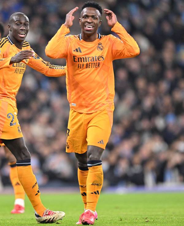 Real Madrids Superstar Vinicius Junior (r.) am Dienstagabend (11. Februar 2025) im Spiel gegen Manchester City.