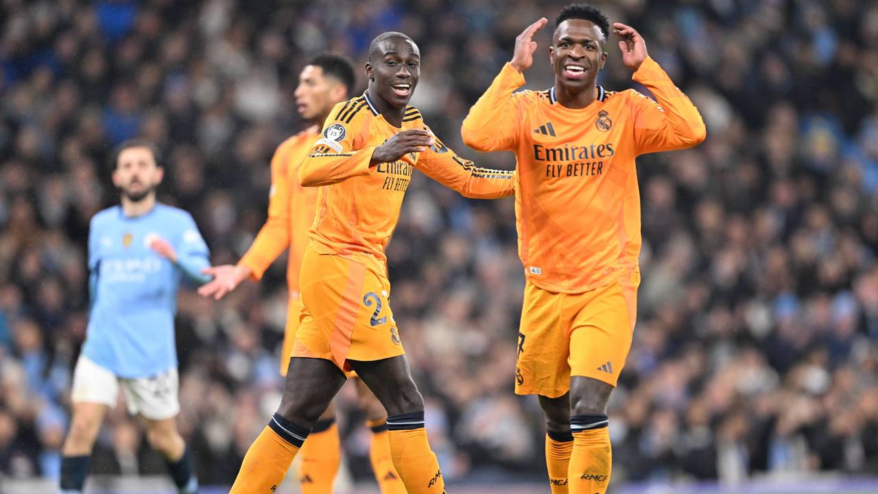 Real Madrids Superstar Vinicius Junior (r.) am Dienstagabend (11. Februar 2025) im Spiel gegen Manchester City.