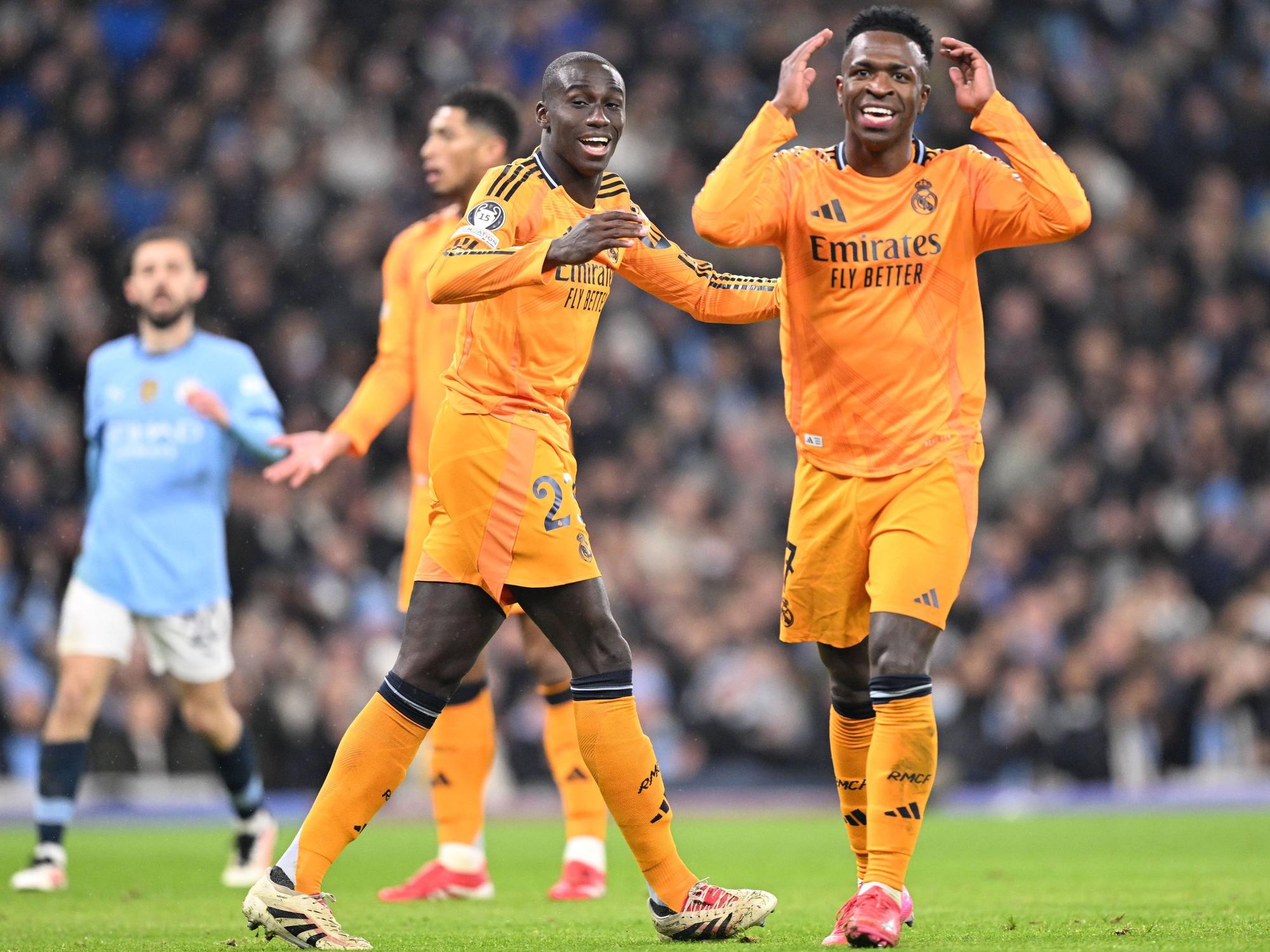 Real Madrids Superstar Vinicius Junior (r.) am Dienstagabend (11. Februar 2025) im Spiel gegen Manchester City.