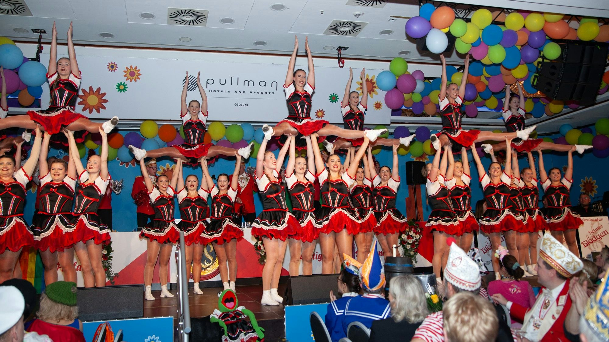 Die Tanzgruppe der Paulinchen auf der Bühne.