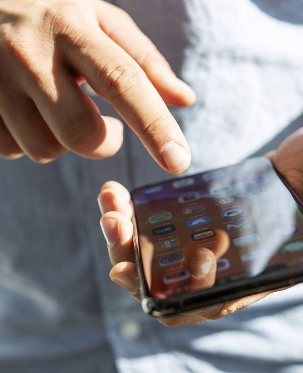 Ein Mann tippt auf einem Handy.