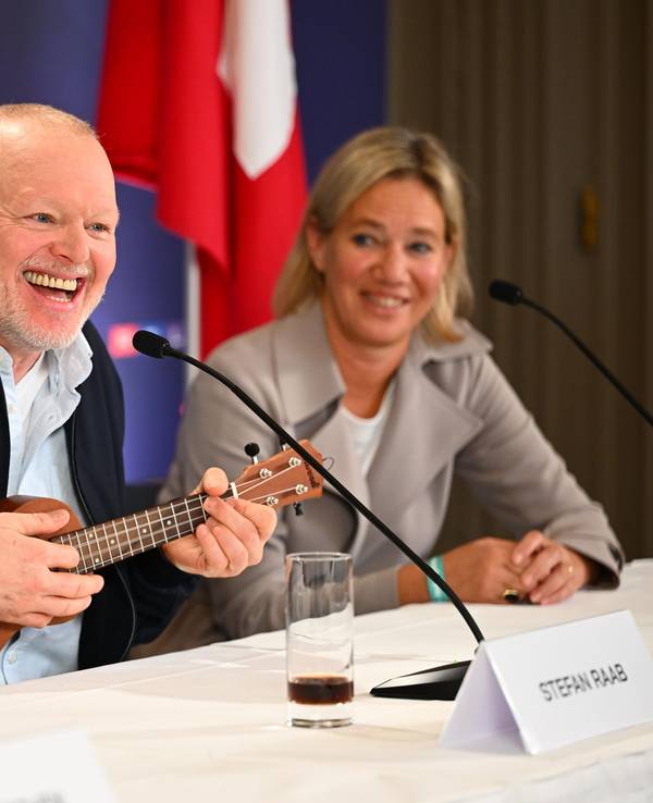 Stefan Raab mit einer Ukulele in der Hand.