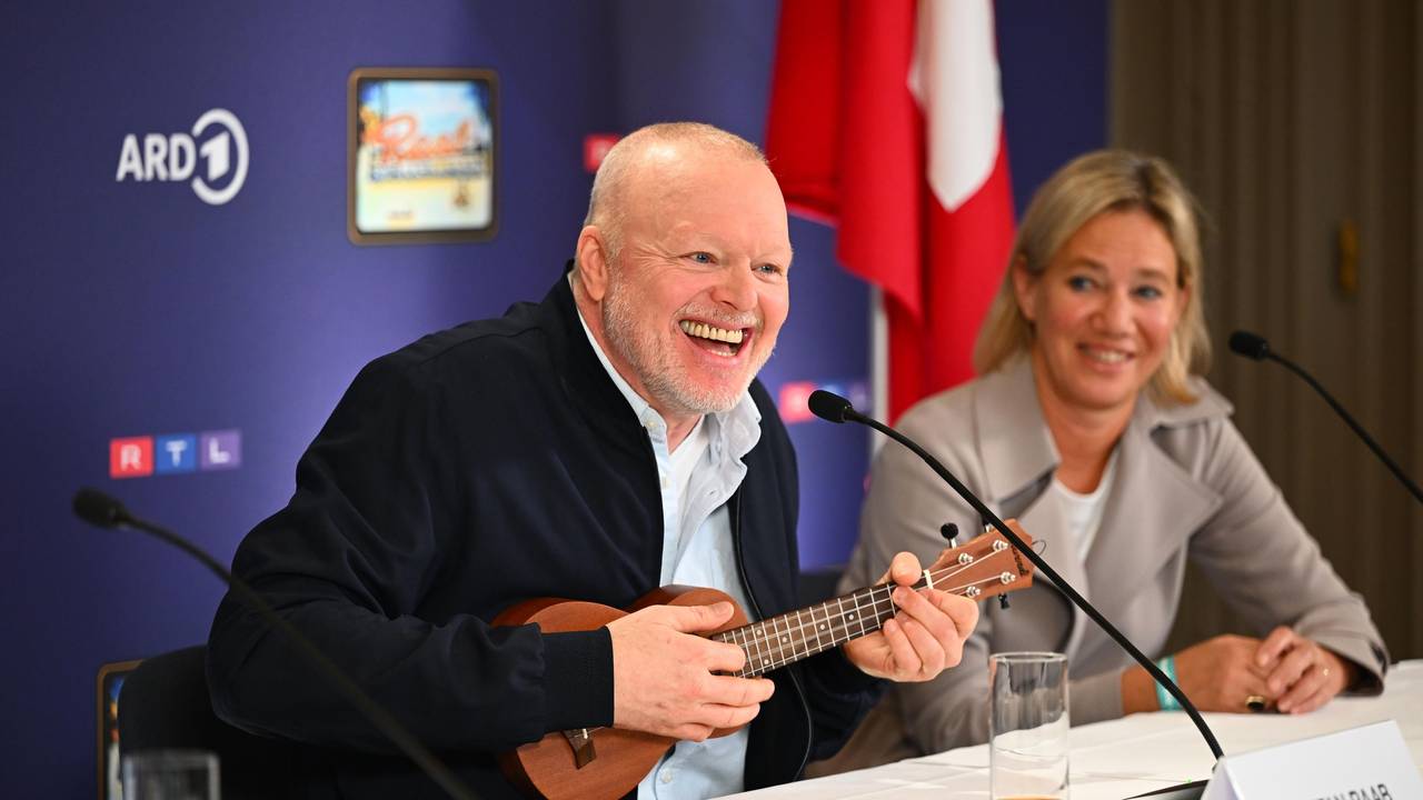 Stefan Raab mit einer Ukulele in der Hand.