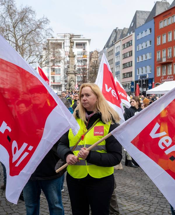 Streikende mit Verdi-Fahnen in Köln