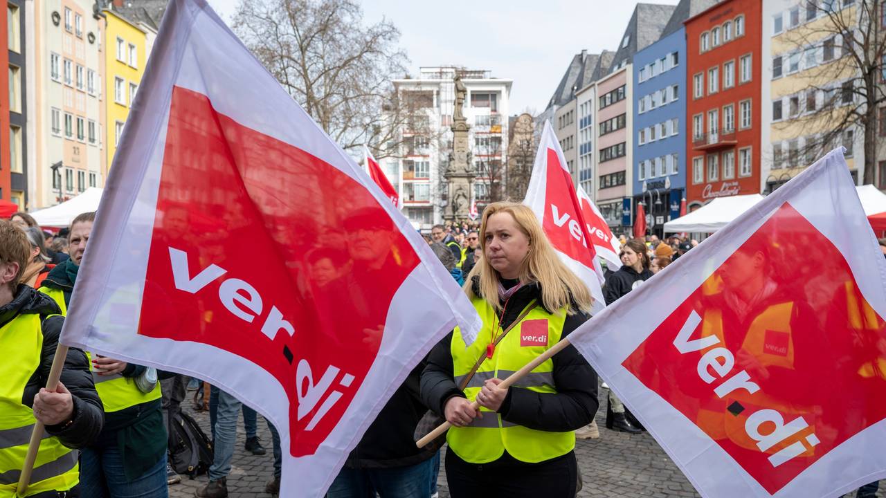 Streikende mit Verdi-Fahnen in Köln