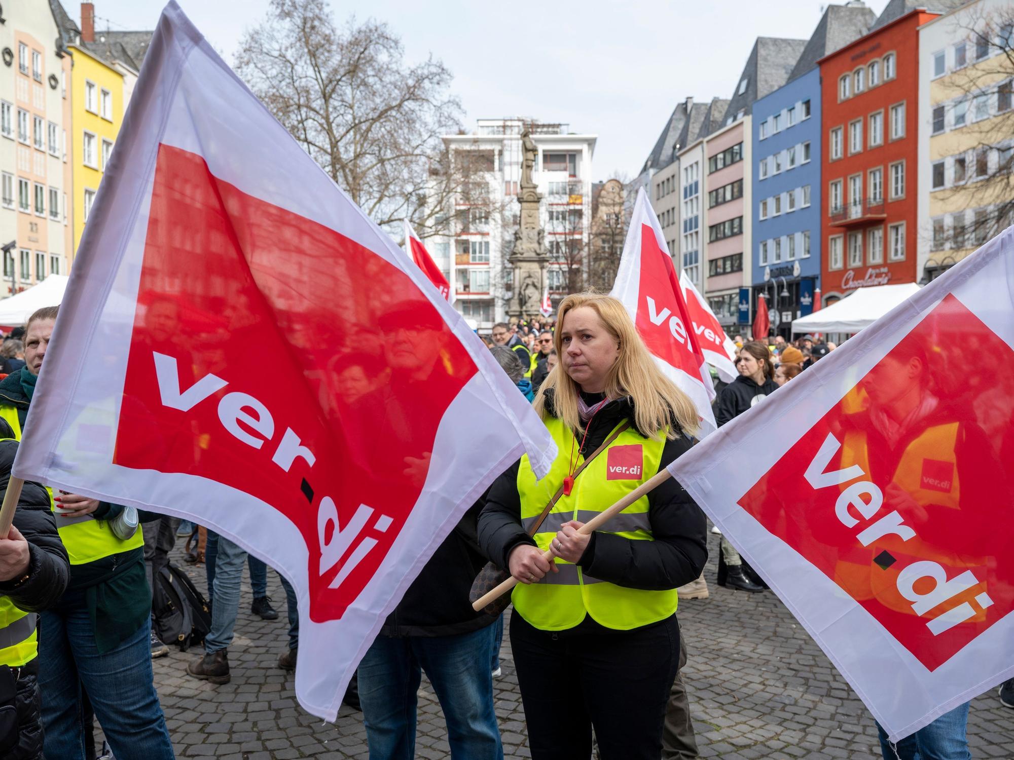 Streikende mit Verdi-Fahnen in Köln