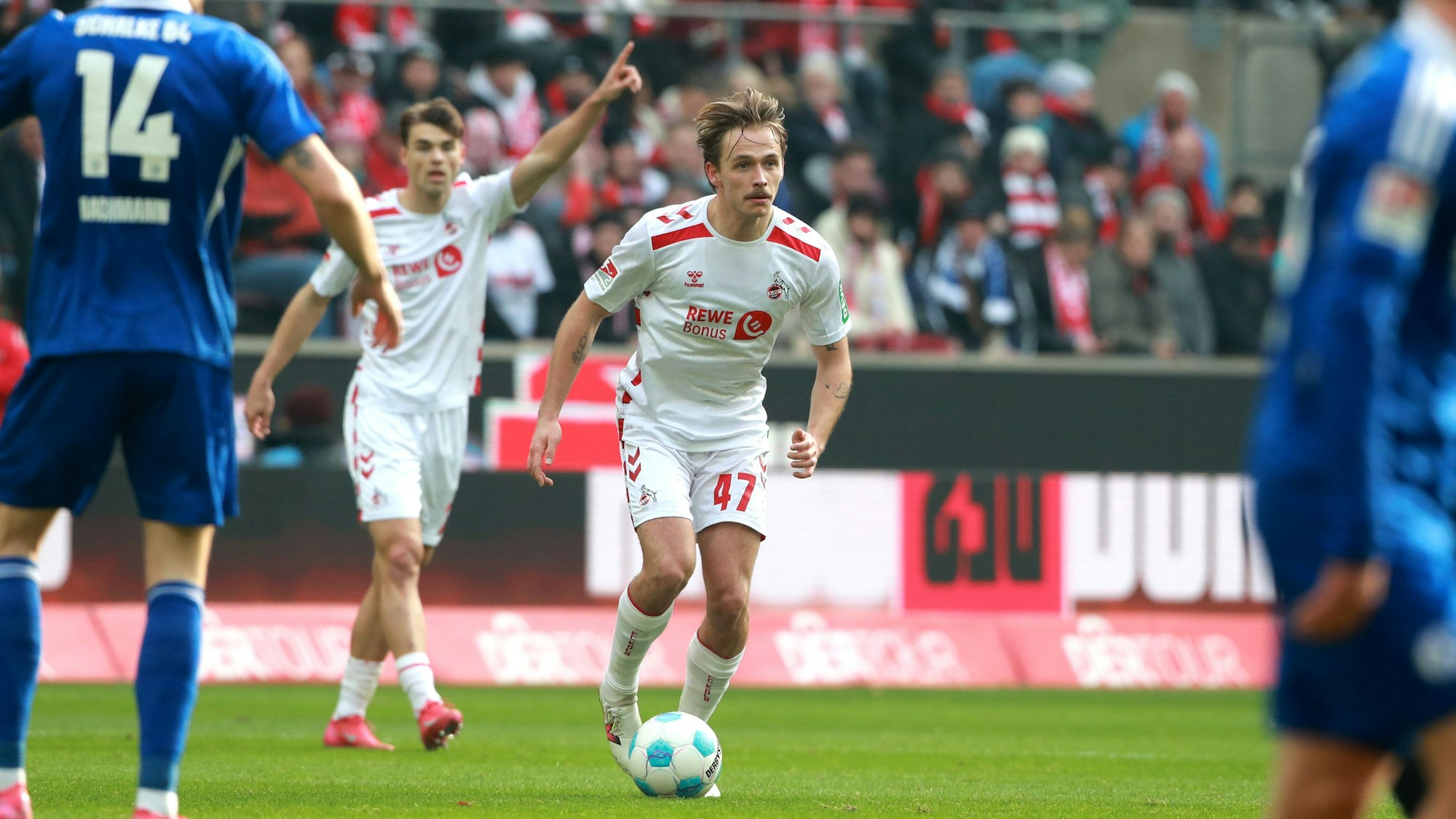 Mathias Olesen mit dem Ball am Fuß beim Spiel des 1. FC Köln.