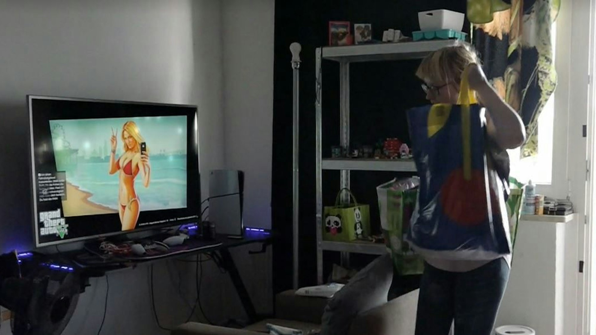 Jasmin geht durch das Zimmer.