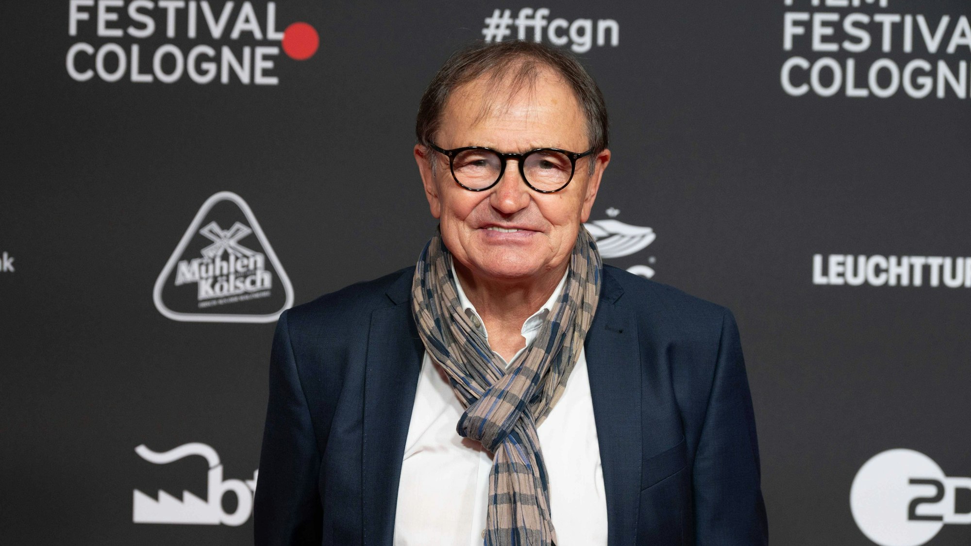 Ewald Lienen posiert auf dem Roten Teppich.