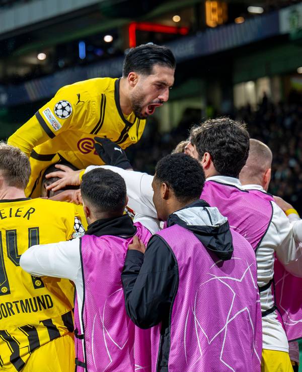 Die Mannschaft von Borussia Dortmund feiert das Tor zum 2:0 am Dienstagabend gegen Sporting Lissabon.