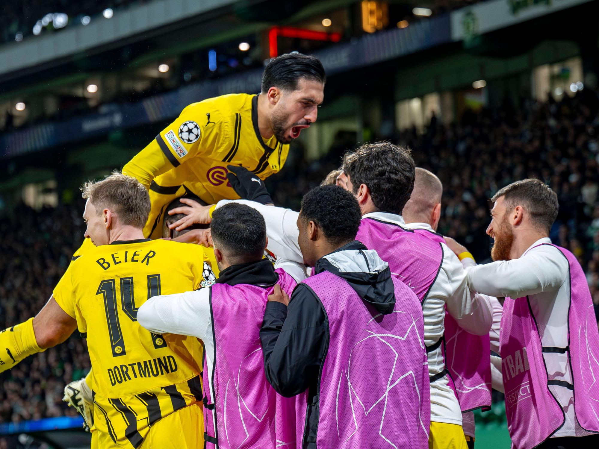 Die Mannschaft von Borussia Dortmund feiert das Tor zum 2:0 am Dienstagabend gegen Sporting Lissabon.