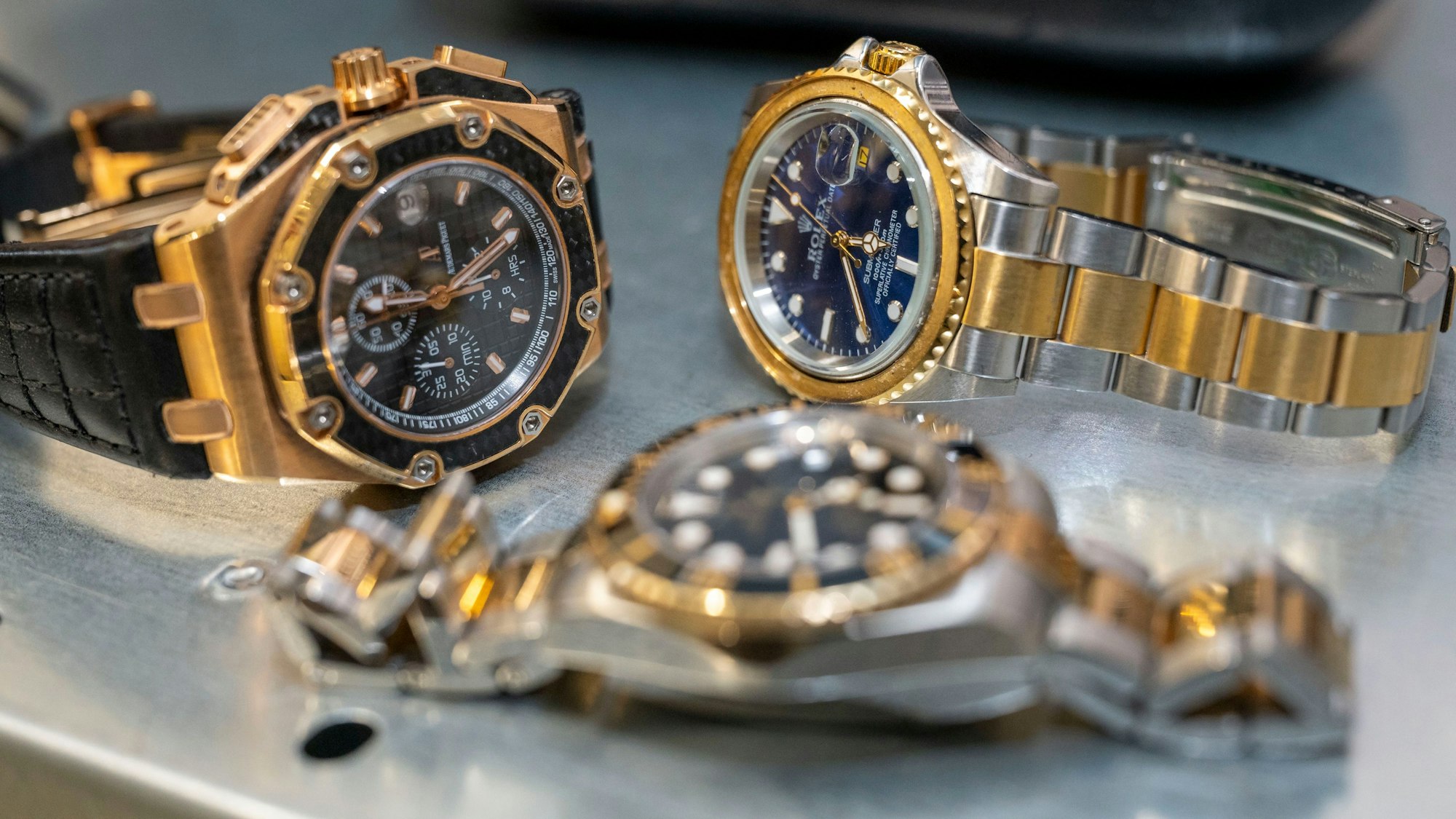 Dem Kölner wurde in einer Bar seine Rolex vom Handgelenk geklaut. Das Foto vom 22. November 2022 zeigt gefälschte Luxusuhren beim Zoll.