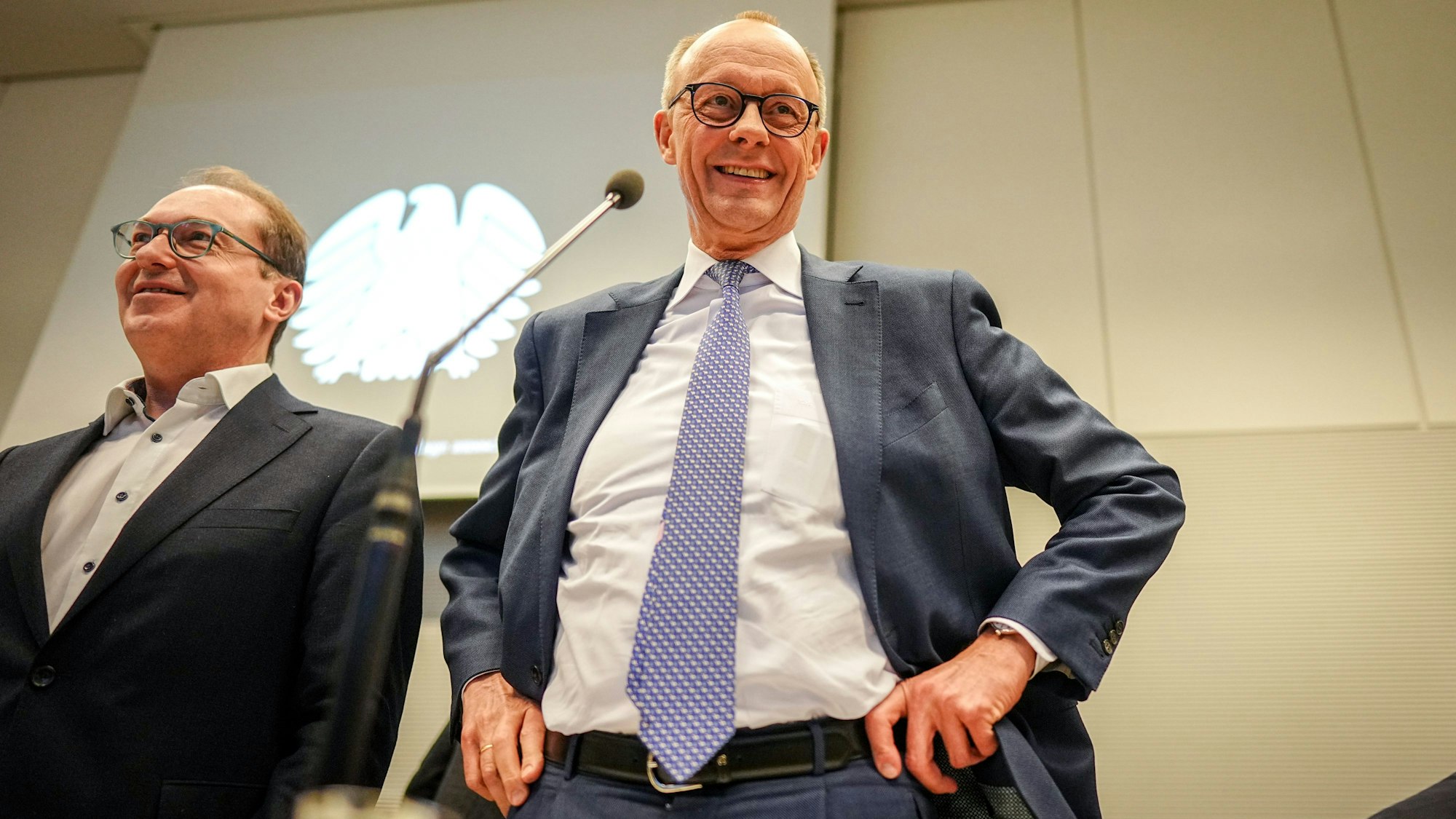 Unions-Kanzlerkandidat Friedrich Merz eröffnet am 10. Februar die Fraktionssitzung seiner Partei neben CSU-Landesgruppenchef Alexander Dobrindt.