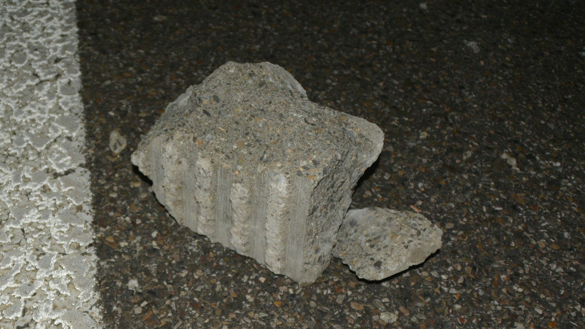 Ein Stein liegt am 25. September 2016 auf der Autobahn 7 (Symbolfoto). In Dormagen wurde das Auto einer Kölner Familie von einem Stein getroffen.