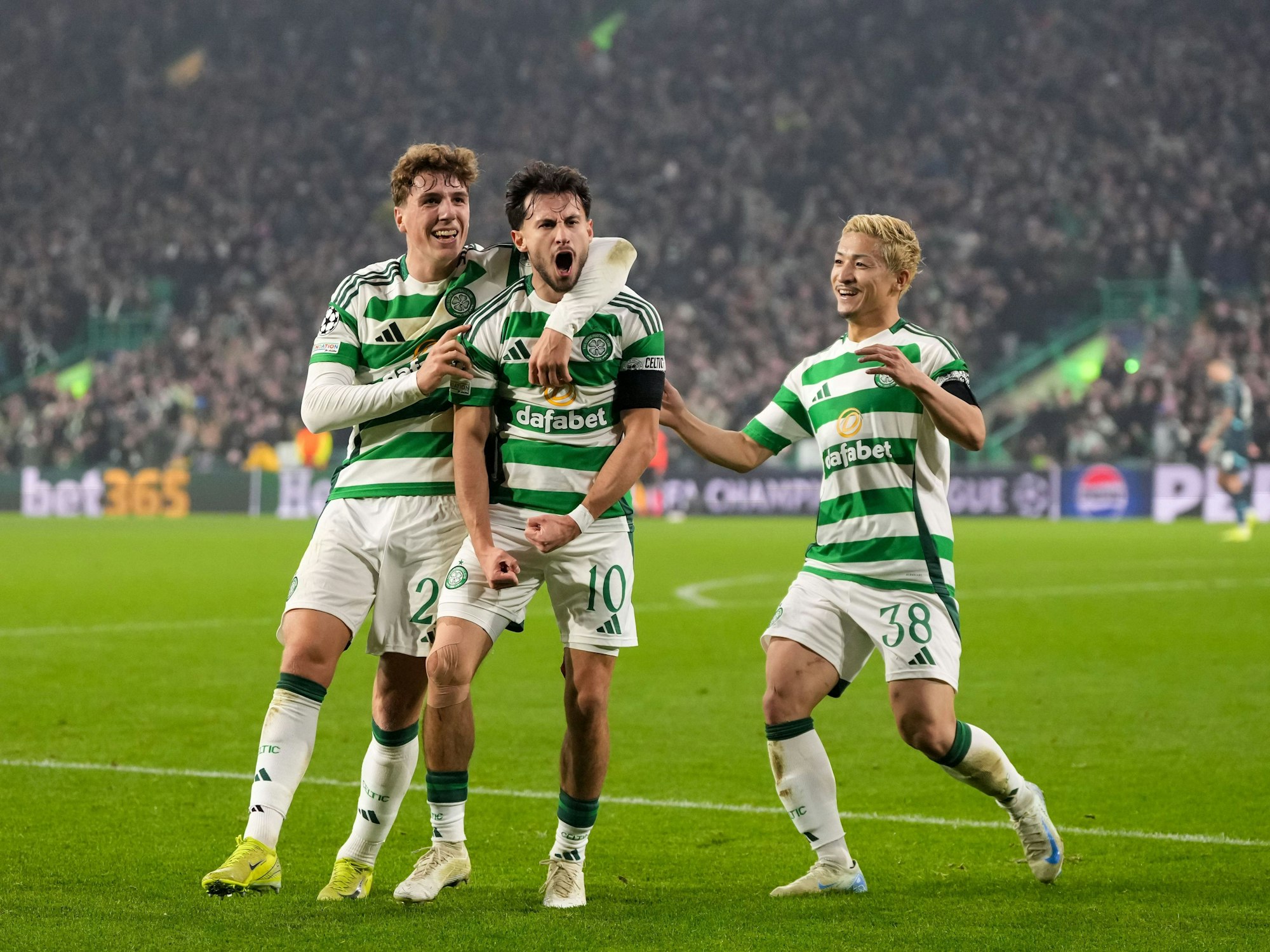 Nikolas Kühn feiert mit Arne Engels und Daizen Maeda seinen Treffer.