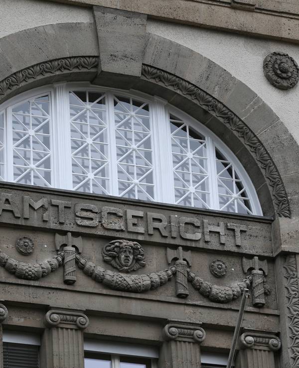 Das Symbolbild zeigt den Schriftzug „Amtsgericht“ am 7. Februar 2025 in Krefeld.
