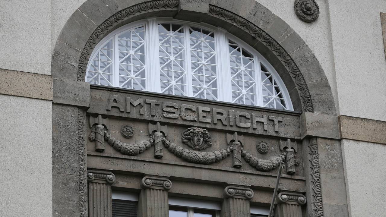 Das Symbolbild zeigt den Schriftzug „Amtsgericht“ am 7. Februar 2025 in Krefeld.
