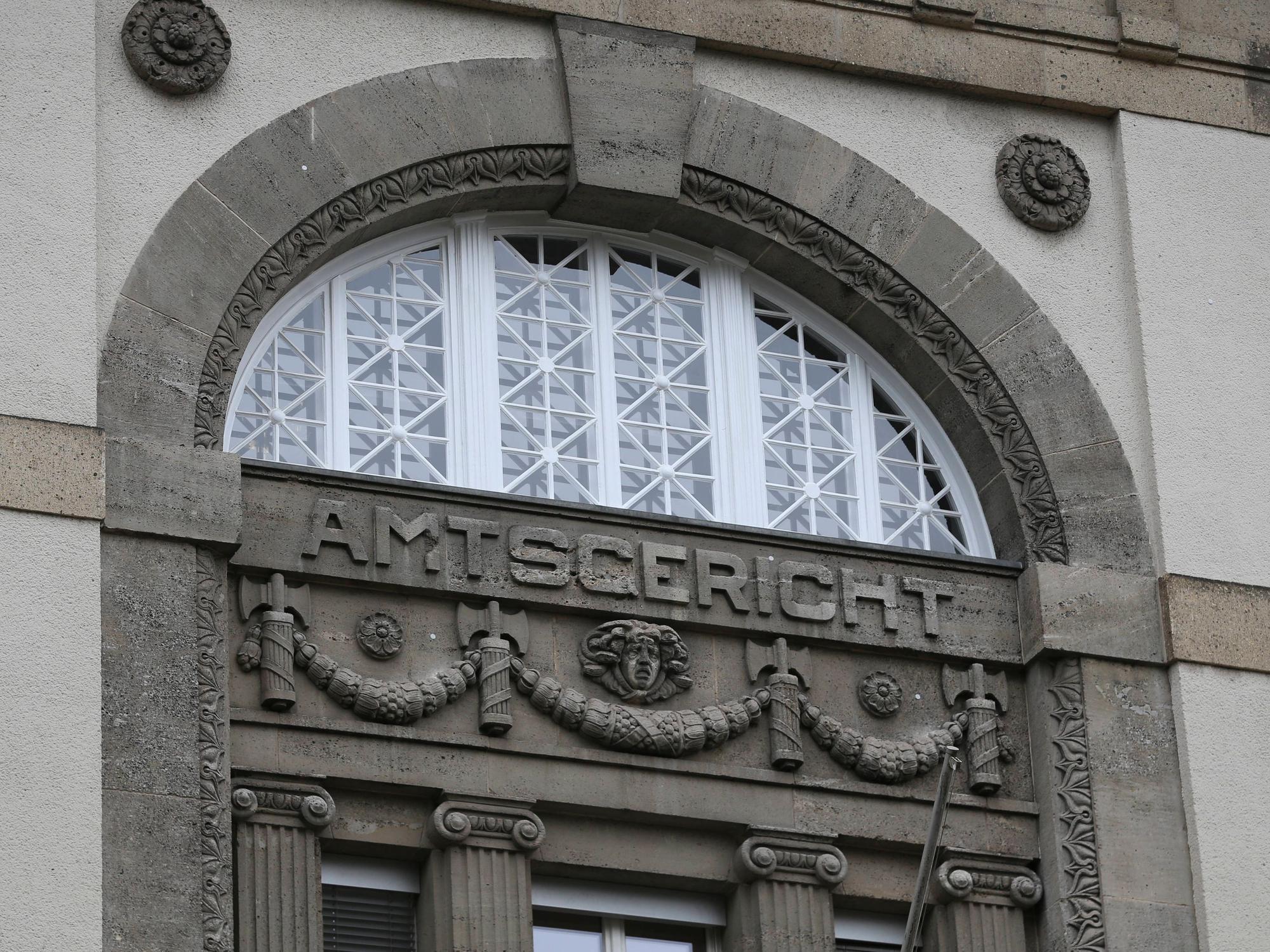 Das Symbolbild zeigt den Schriftzug „Amtsgericht“ am 7. Februar 2025 in Krefeld.