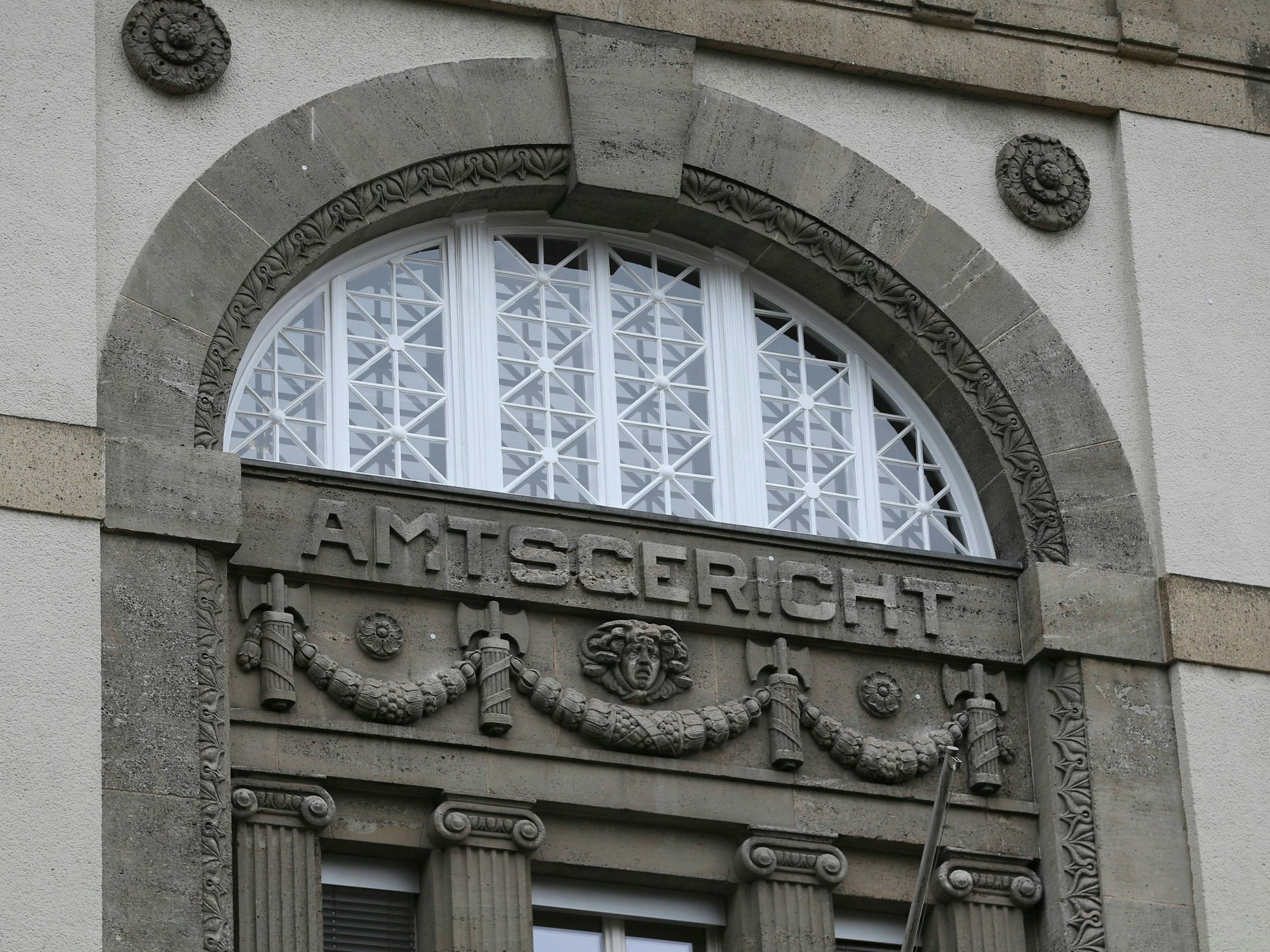 Das Symbolbild zeigt den Schriftzug „Amtsgericht“ am 7. Februar 2025 in Krefeld.