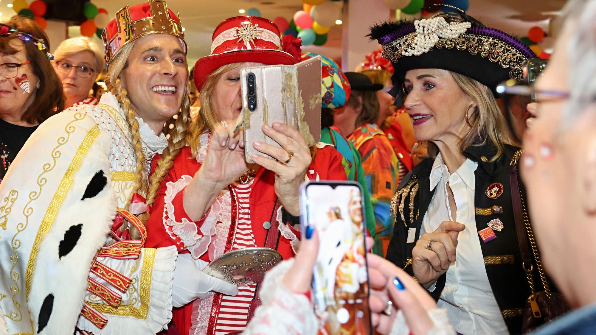 Jecke machen ein Foto mit Jungfrau Marlis.
