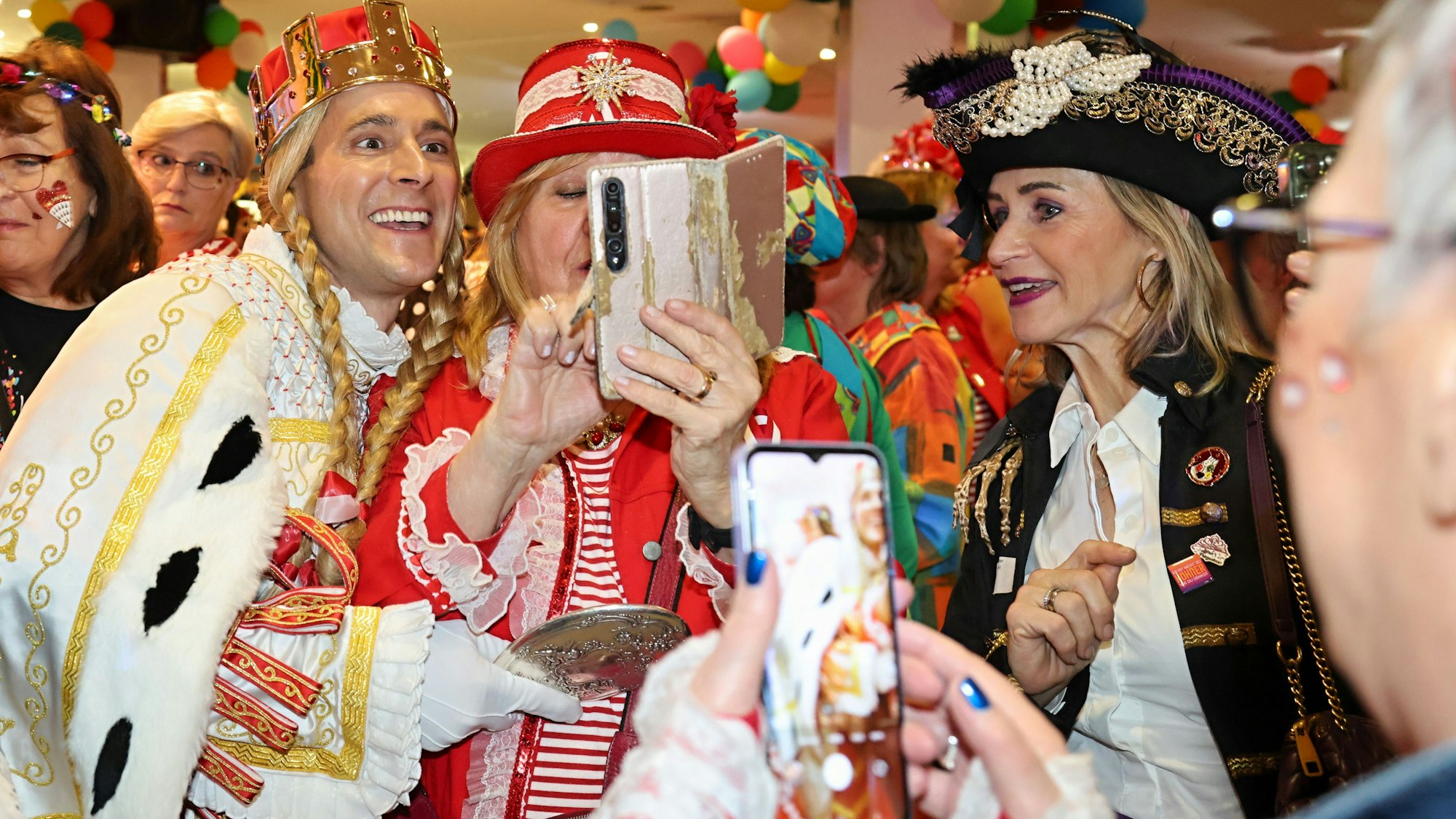 Jecke machen ein Foto mit Jungfrau Marlis.